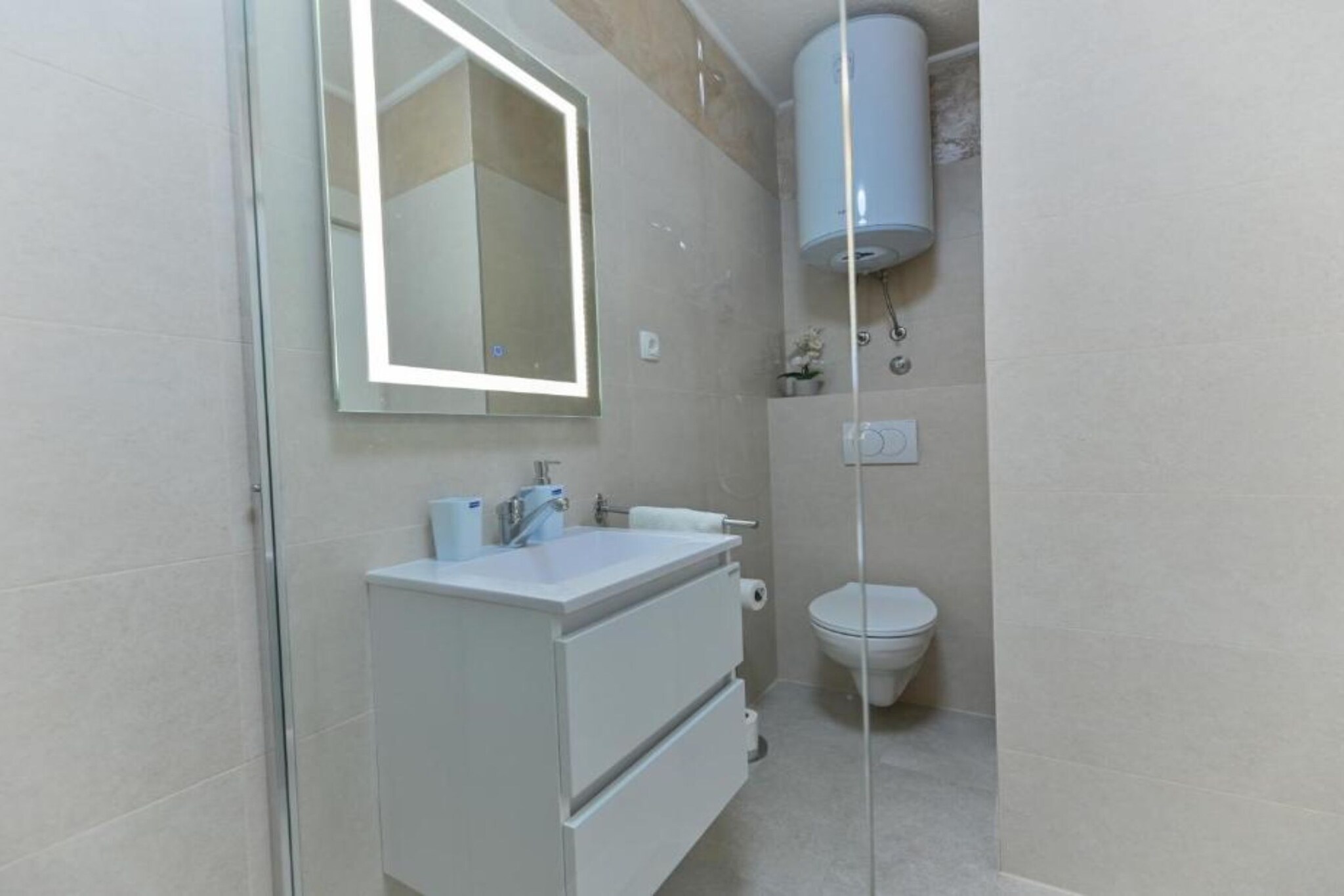 Two Bedroom Apartment with Terrace and Pool - Badkamer