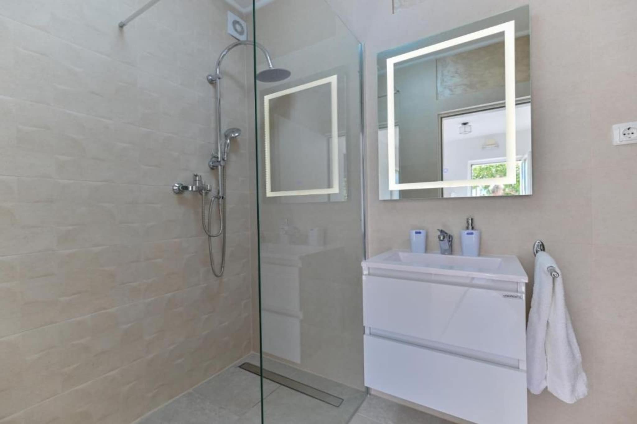 Two Bedroom Apartment with Terrace and Pool - Badkamer