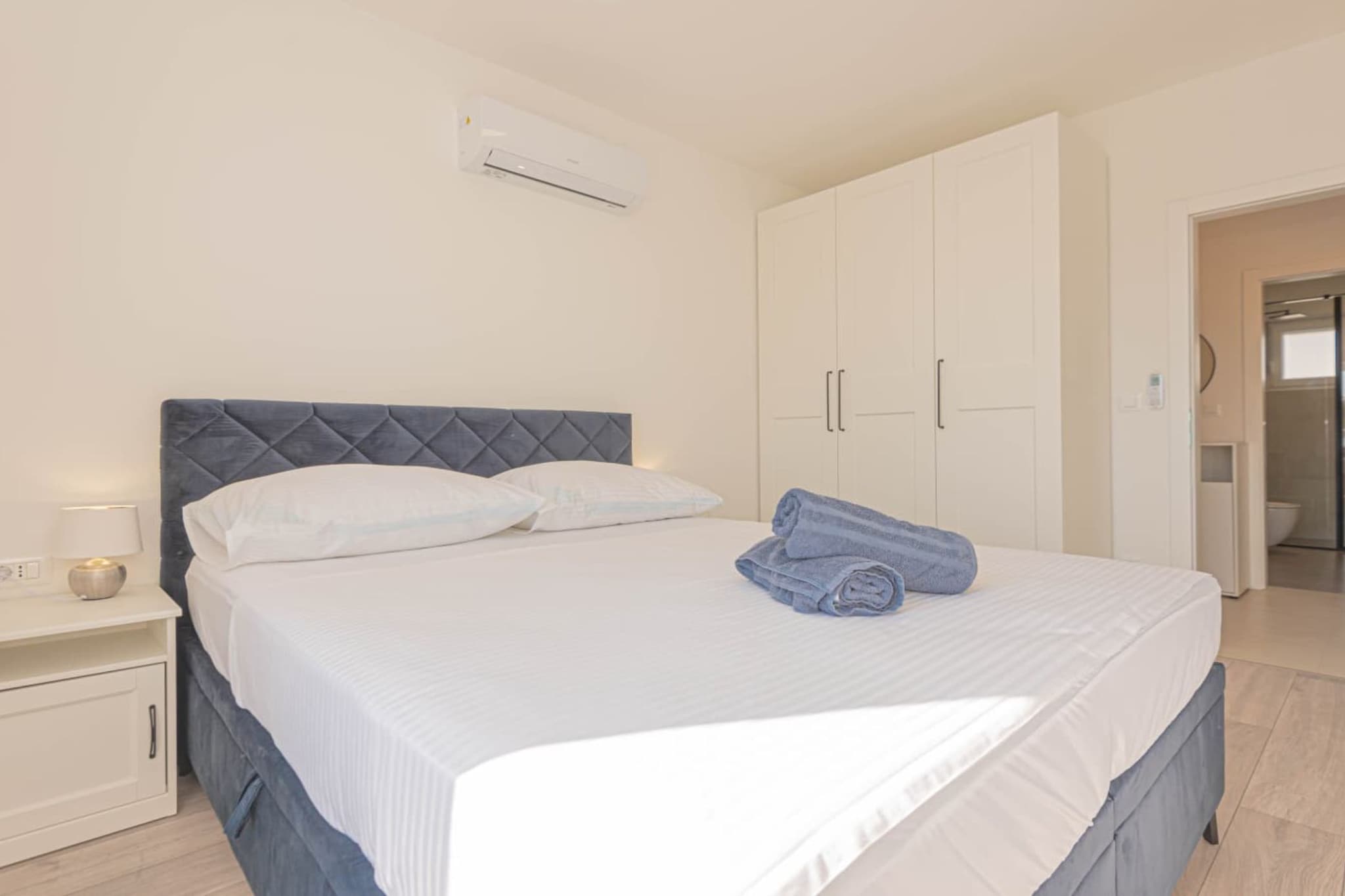 Villa Pomalo - Three Bedroom Villa with Outdoor Swimming Pool - Bedroom