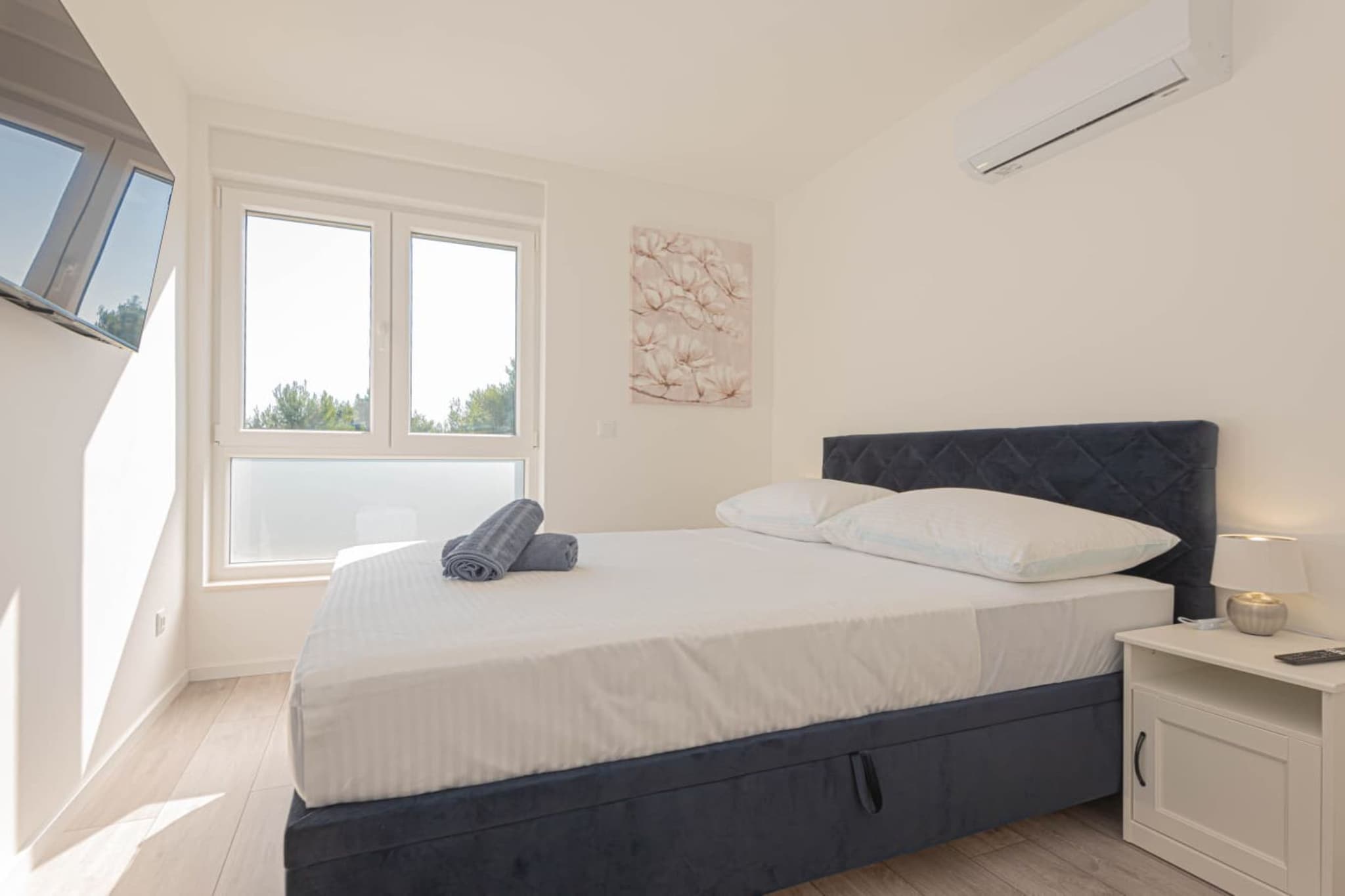 Villa Pomalo - Three Bedroom Villa with Outdoor Swimming Pool - Bedroom