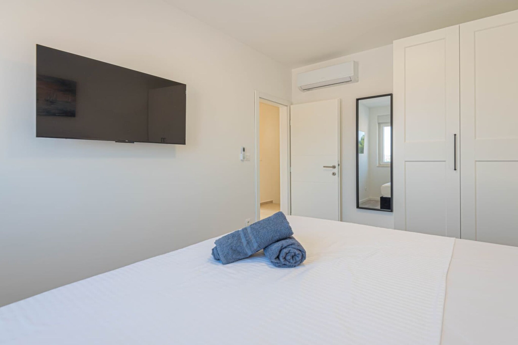 Villa Pomalo - Three Bedroom Villa with Outdoor Swimming Pool - Bedroom