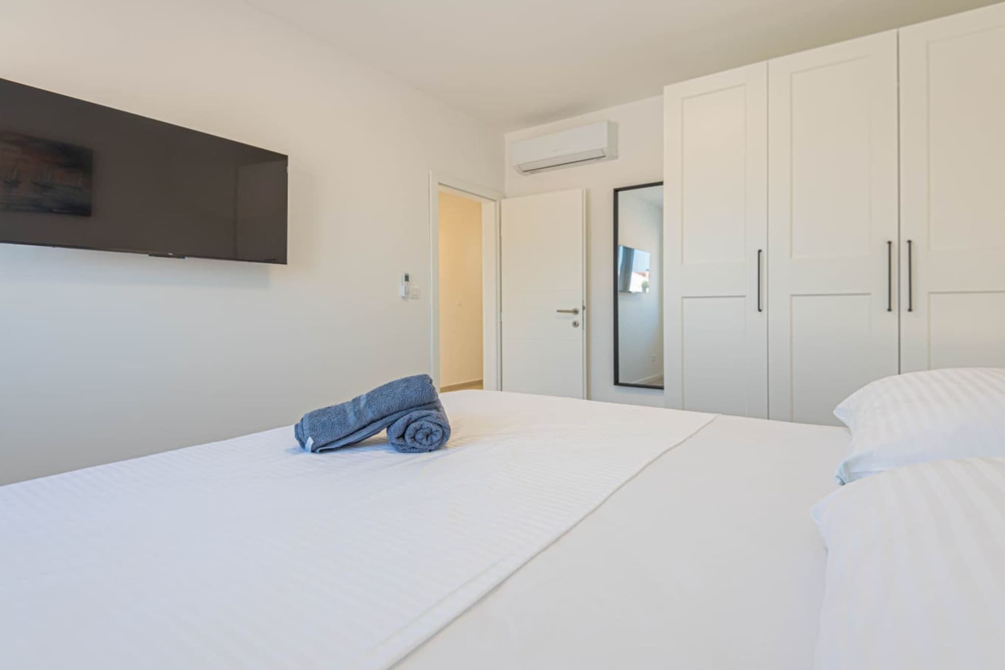 Villa Pomalo - Three Bedroom Villa with Outdoor Swimming Pool - Bedroom