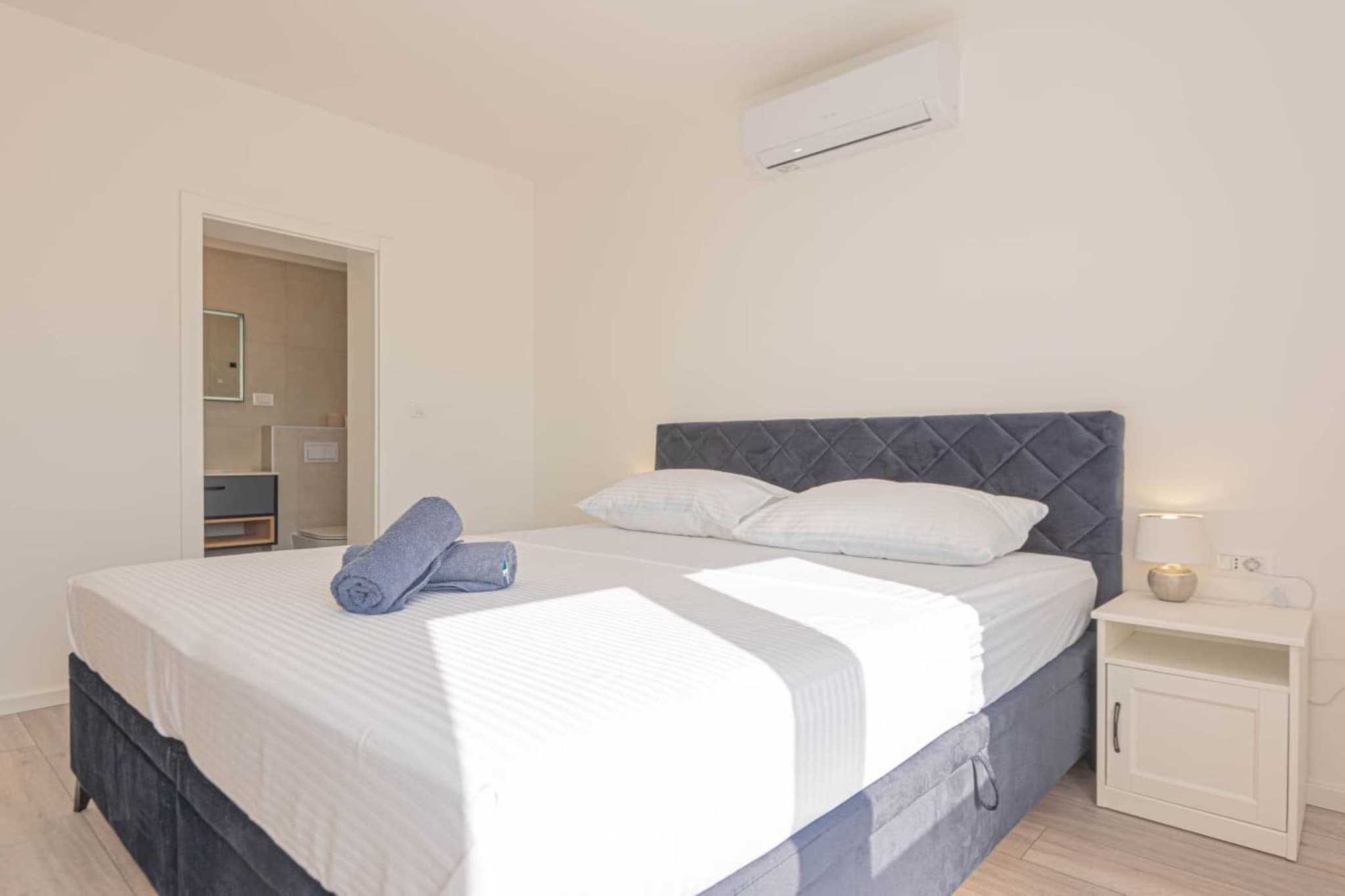 Villa Pomalo - Three Bedroom Villa with Outdoor Swimming Pool - Bedroom
