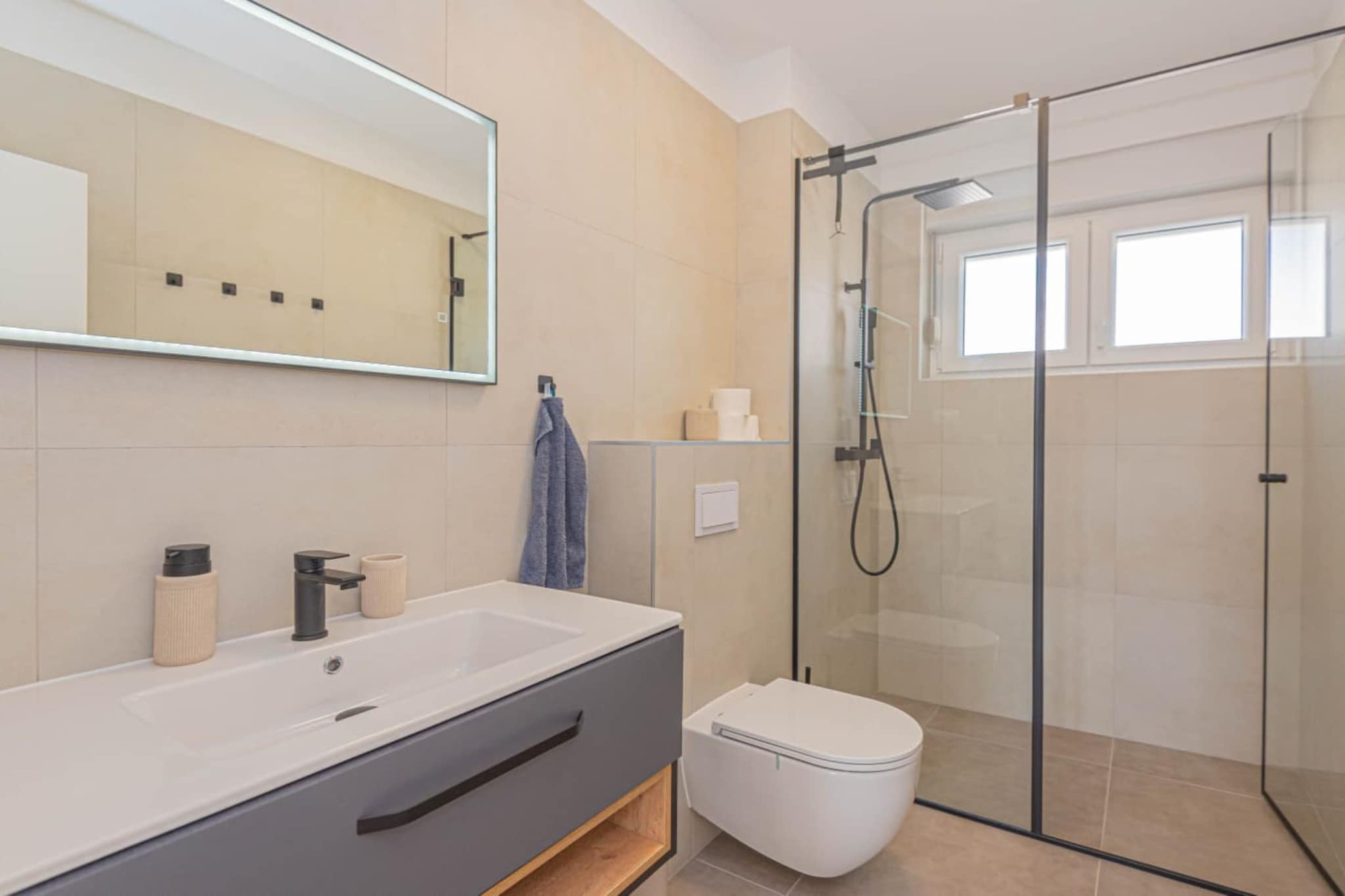 Villa Pomalo - Three Bedroom Villa with Outdoor Swimming Pool - Bathroom