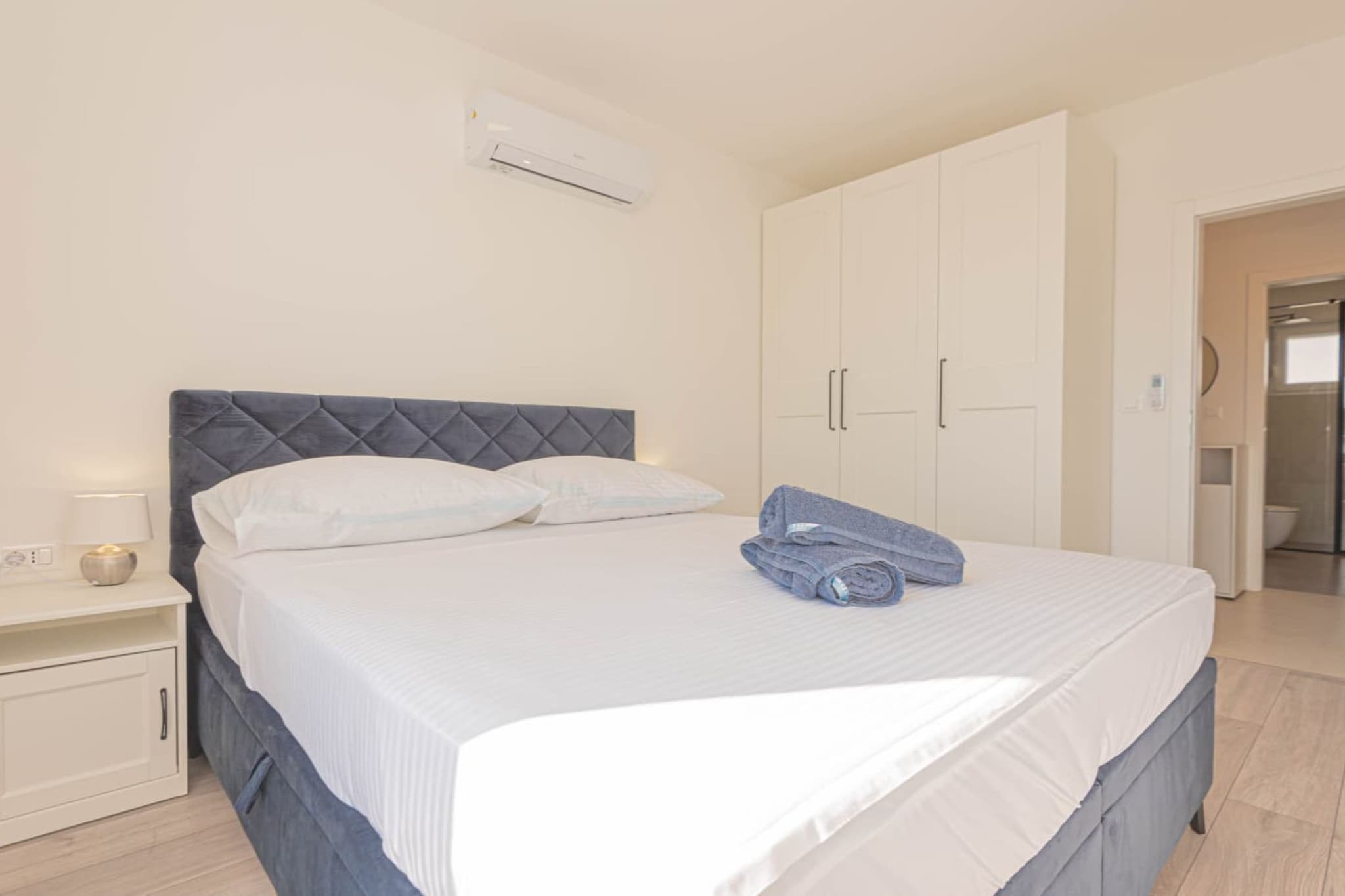 Villa Pomalo - Three Bedroom Villa with Outdoor Swimming Pool - Bedroom