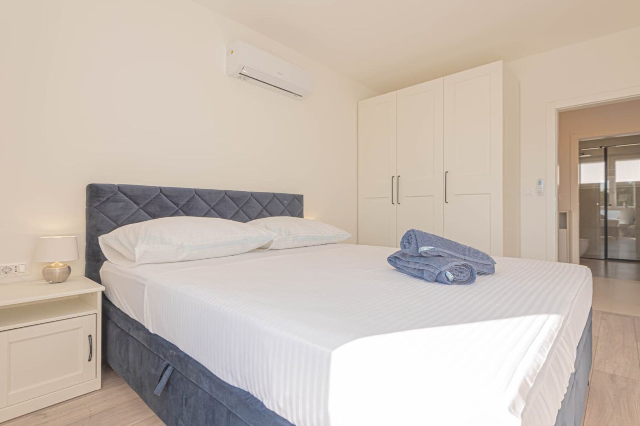 Villa Pomalo - Three Bedroom Villa with Outdoor Swimming Pool - Bedroom