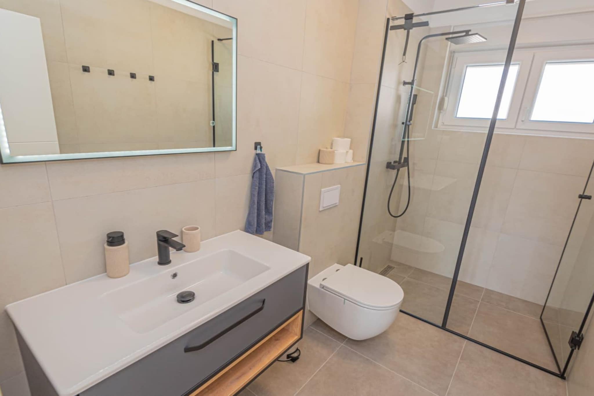 Villa Pomalo - Three Bedroom Villa with Outdoor Swimming Pool - Bathroom