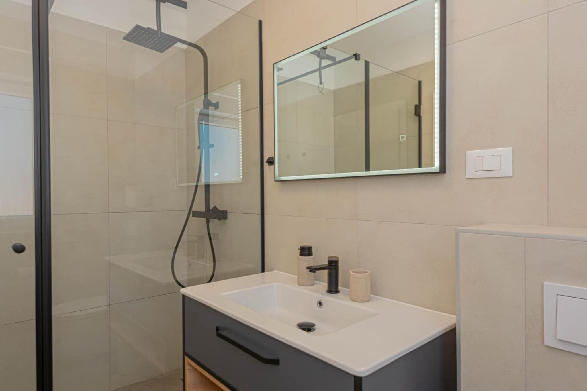 Villa Pomalo - Three Bedroom Villa with Outdoor Swimming Pool - Bathroom