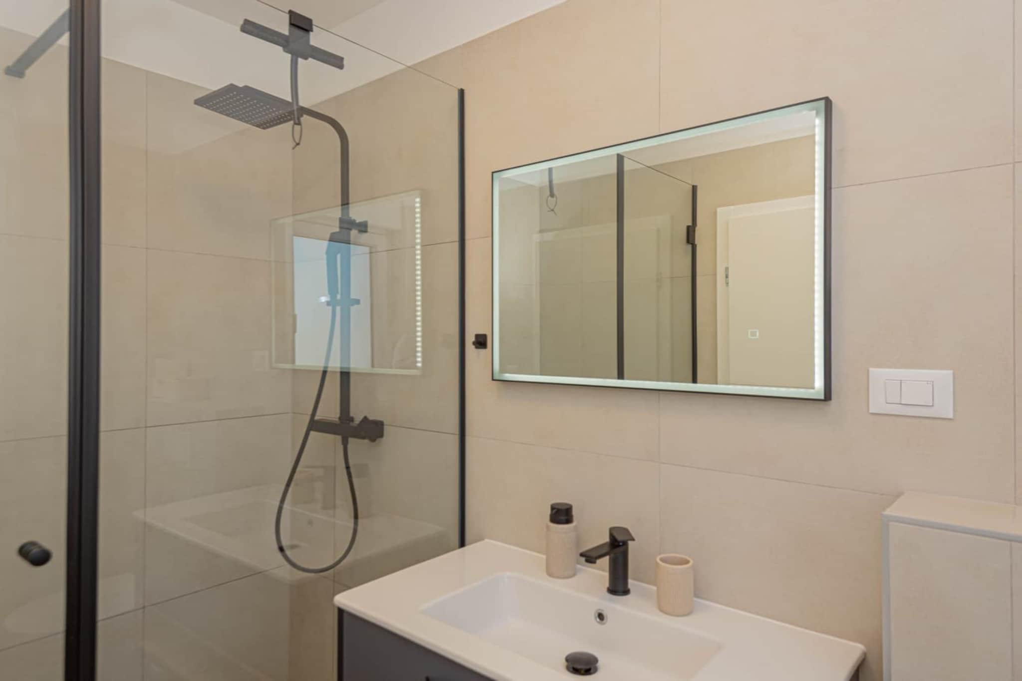 Villa Pomalo - Three Bedroom Villa with Outdoor Swimming Pool - Bathroom