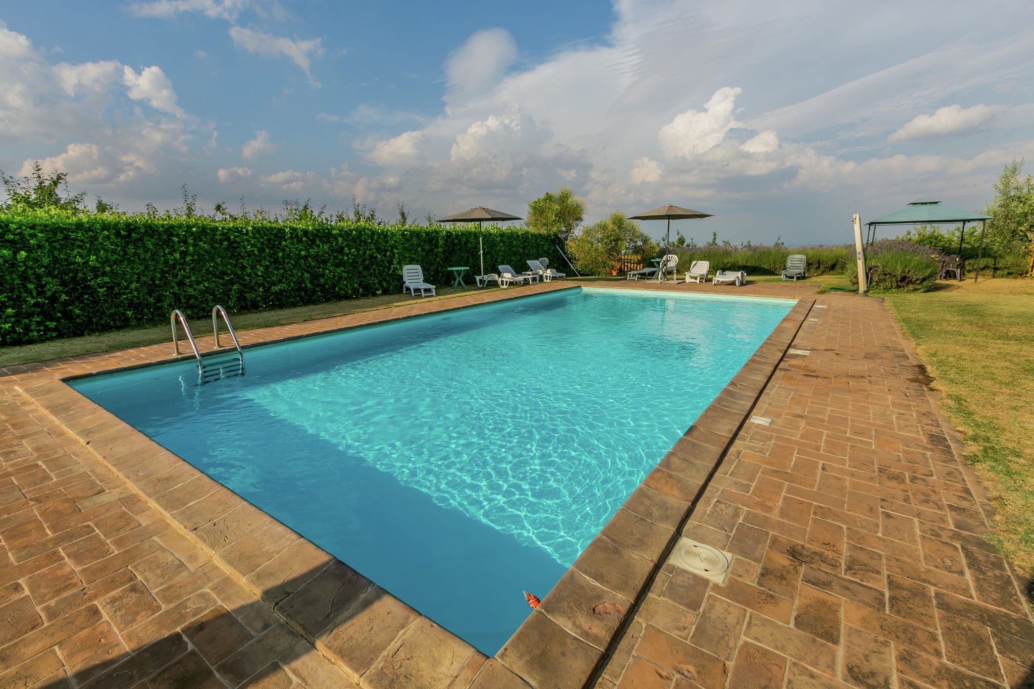 Ferme rustique à Montepulciano avec piscine