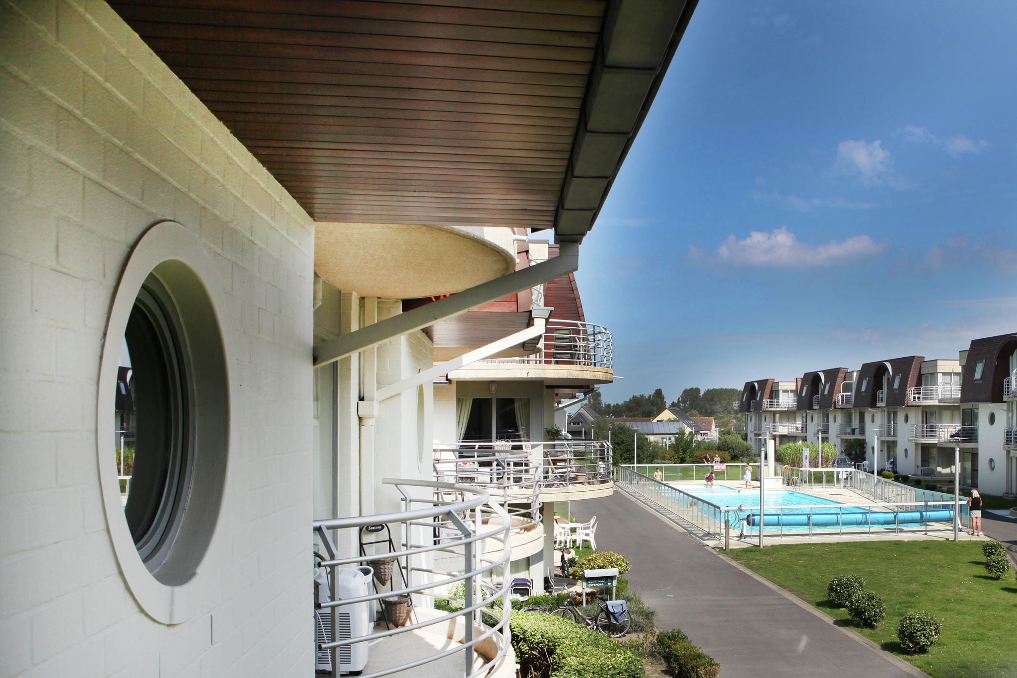 Modernes Apartment mit Schwimmbad am Meer in Bredene