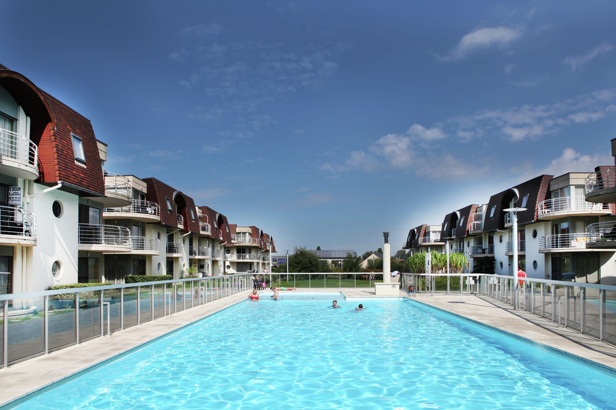 Modernes Apartment mit Schwimmbad am Meer in Bredene
