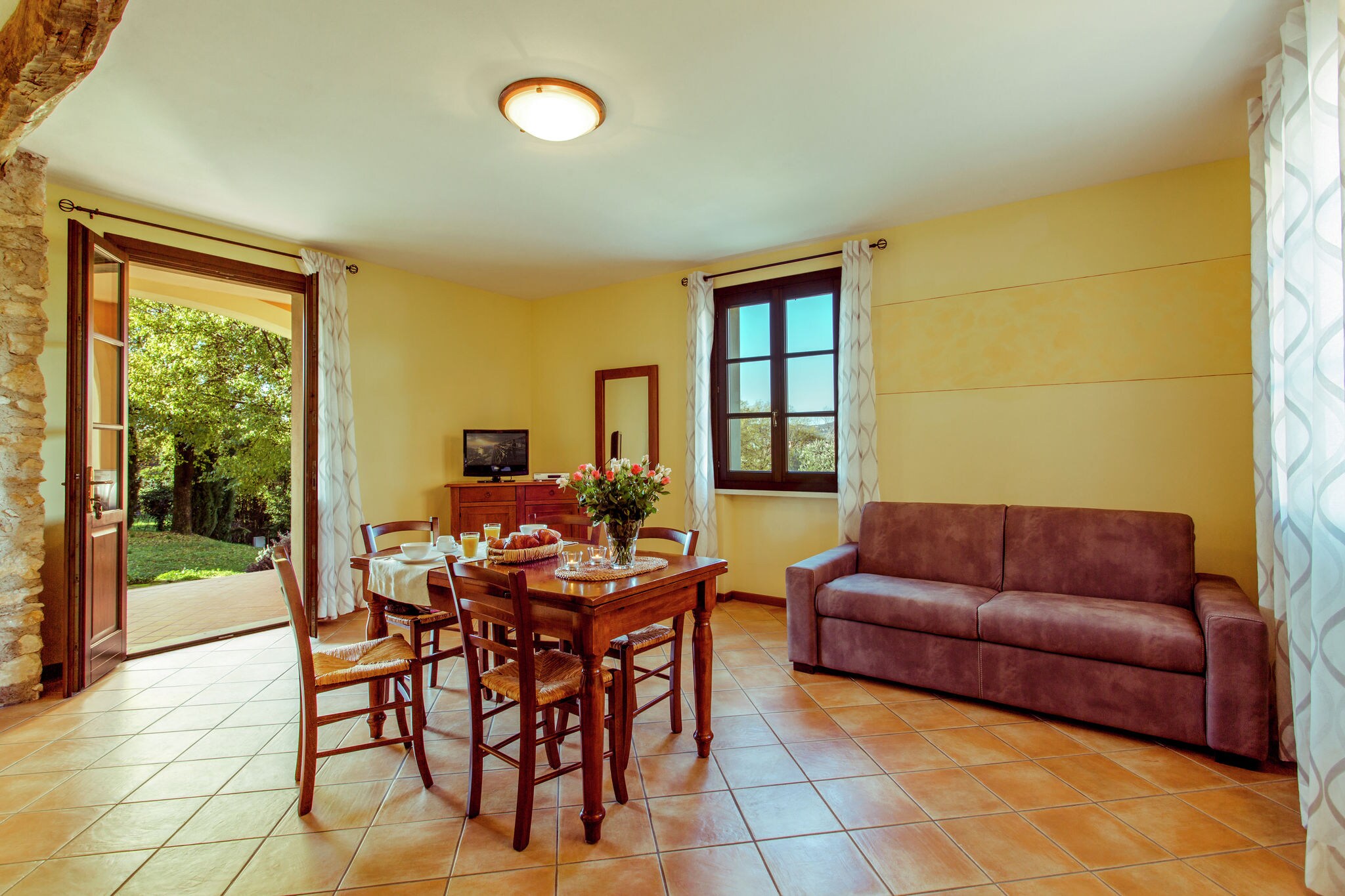This pleasant residence is situated in Salò, close to the famous Lake Garda