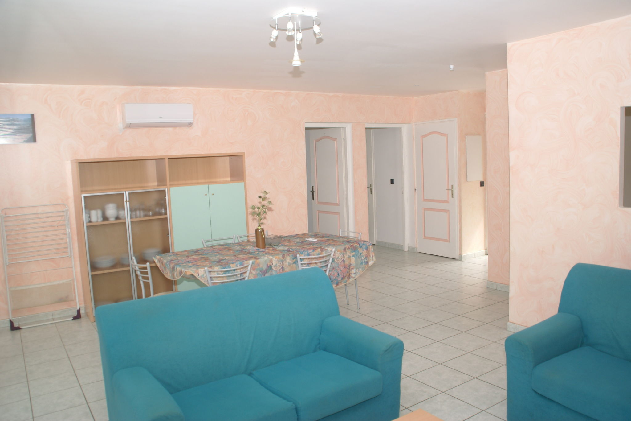 Spacious house, 100m from the beach, swimming pool.