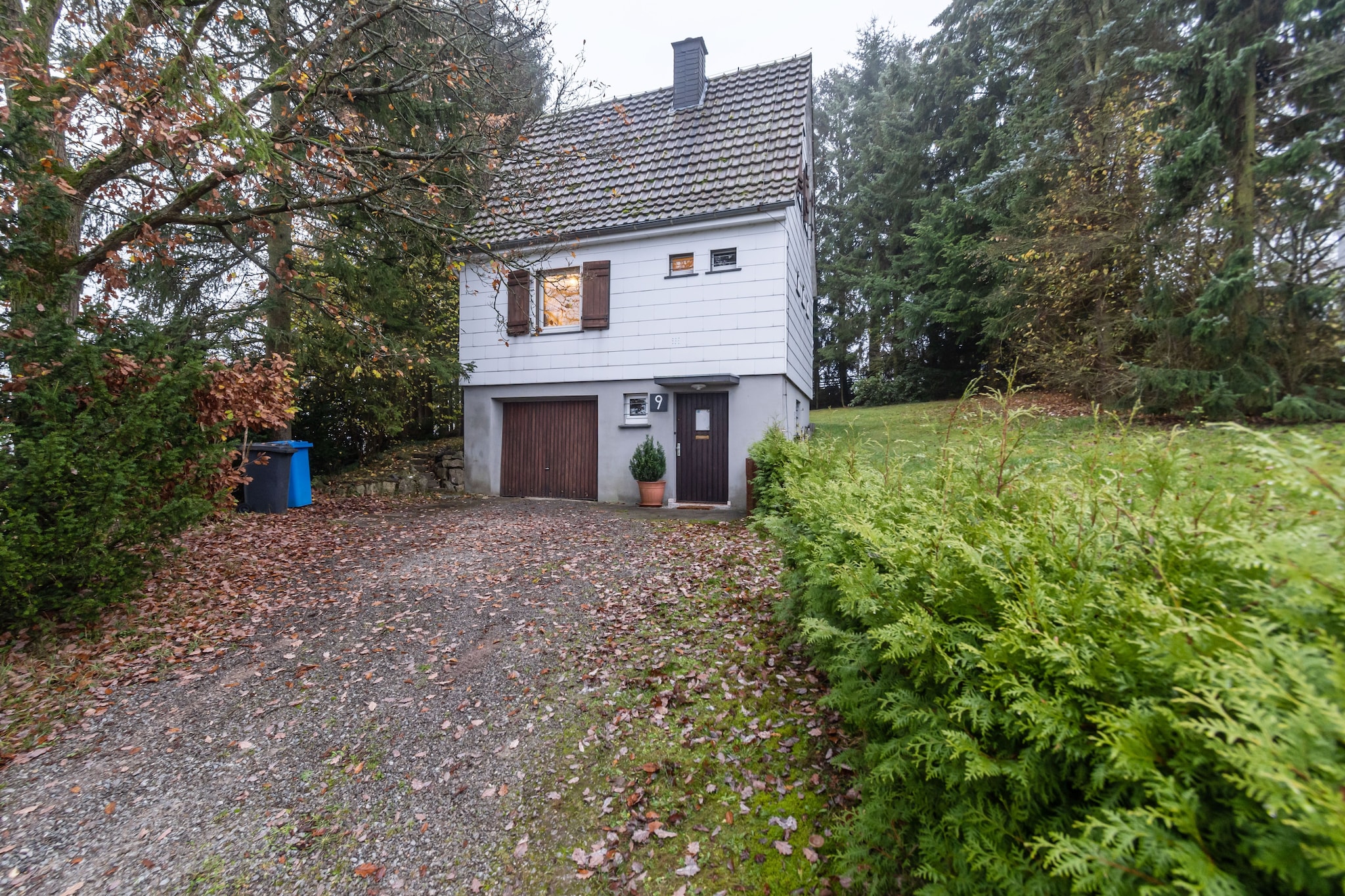 Set in Oberschledorn with a view across the valley, you will find this 3-bedroom holiday home. It can accommodate 6 persons and is perfect for a family or group on a relaxing holiday. You will enjoy being in the garden.
This holiday home is ideal for exploring the region. Hiking routes through the Neger, Sorpe and Repe valleys fulfill your wish of experiencing the authentic Sauerland. You can reach the beautiful villages of Winterberg and Willingen through the hiking routes. A free game park and cave (an entrance fee for this) in Warstein are great for fun with children. At 0.3 km, you have the nearest supermarket and at 6 km, the nearest restaurants. For winter adventures, ski lift (15 km) and cross country (8 km) are within reach.
You have a welcoming garden with a red squirrel family where you can unwind in privacy. For the evenings, garden furniture and barbecue are present. Central heating facility and parking available.
The nearest train station is at 11 km.