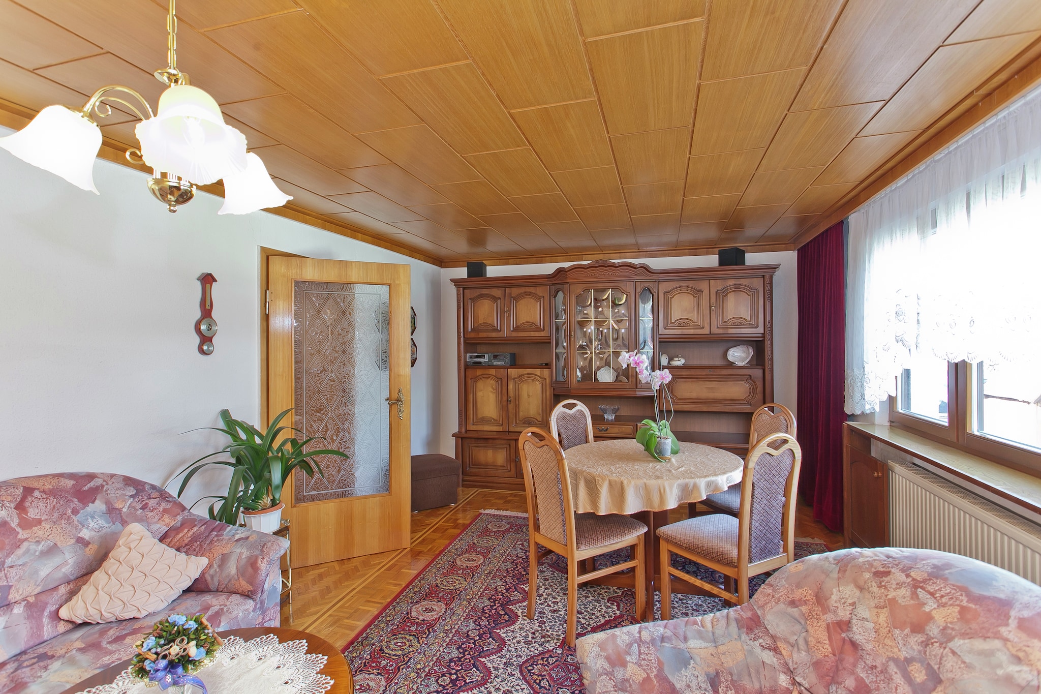 This charming and cozy one-bedroom apartment is located in Bad Liebenstein in the northwestern Thuringian Forest, characterized by mountains (Inselsberg and Gerberstein) and mixed forests. The town is framed by the Burgberg, Aschenberg, and Antoniusberg mountains and offers an ideal retreat for couples seeking a peaceful and relaxing holiday. Enjoy the furnished garden or relax on the terrace with barbecue in the fresh mountain air.

The forest is just 1 km away and invites nature lovers to go hiking. You can find everyday necessities at the grocery store 2 km away or in nearby restaurants. The tranquil lake is 5 km away and ideal for an afternoon stroll. Popular attractions such as the Inselberg Fun Park (20 km) and the Oberhof Winter Sports Center (40 km) are ideal for day trips.

The apartment features a well-equipped kitchen, a storage room, a hallway, deck chairs, and parasols for a comfortable stay. Whether you're reading in the sun or enjoying a quiet evening outdoors, this is a wonderful place to relax.

Public transport is just 500 meters away, providing convenient access to the surrounding area.