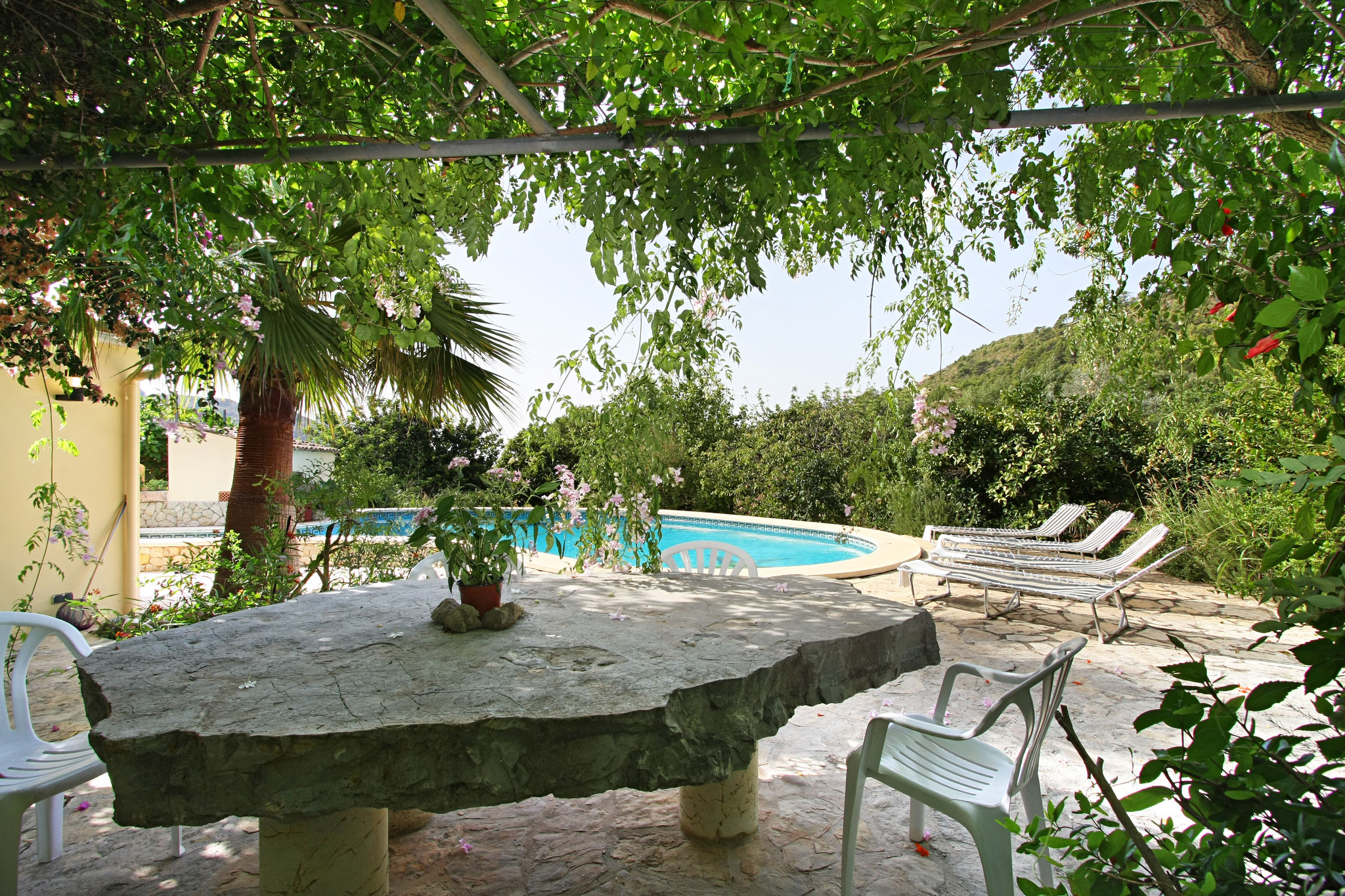 Gemütliches Ferienhaus, umgeben von Wald mit privatem Pool, 7 km vom Meer entfernt