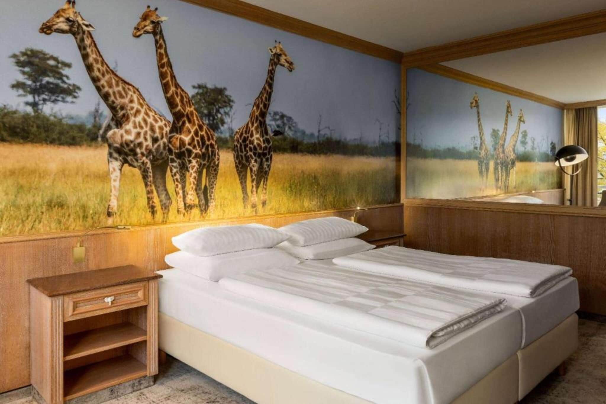 Amedia Hotel & Suites Leipzig - Lounge Room - Bedroom