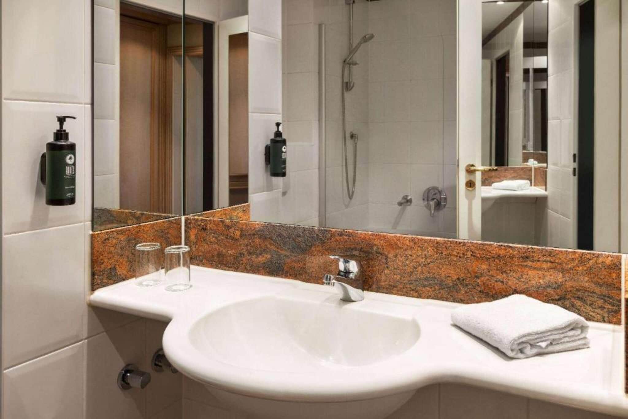 Amedia Hotel & Suites Leipzig - Lounge Room - Bathroom