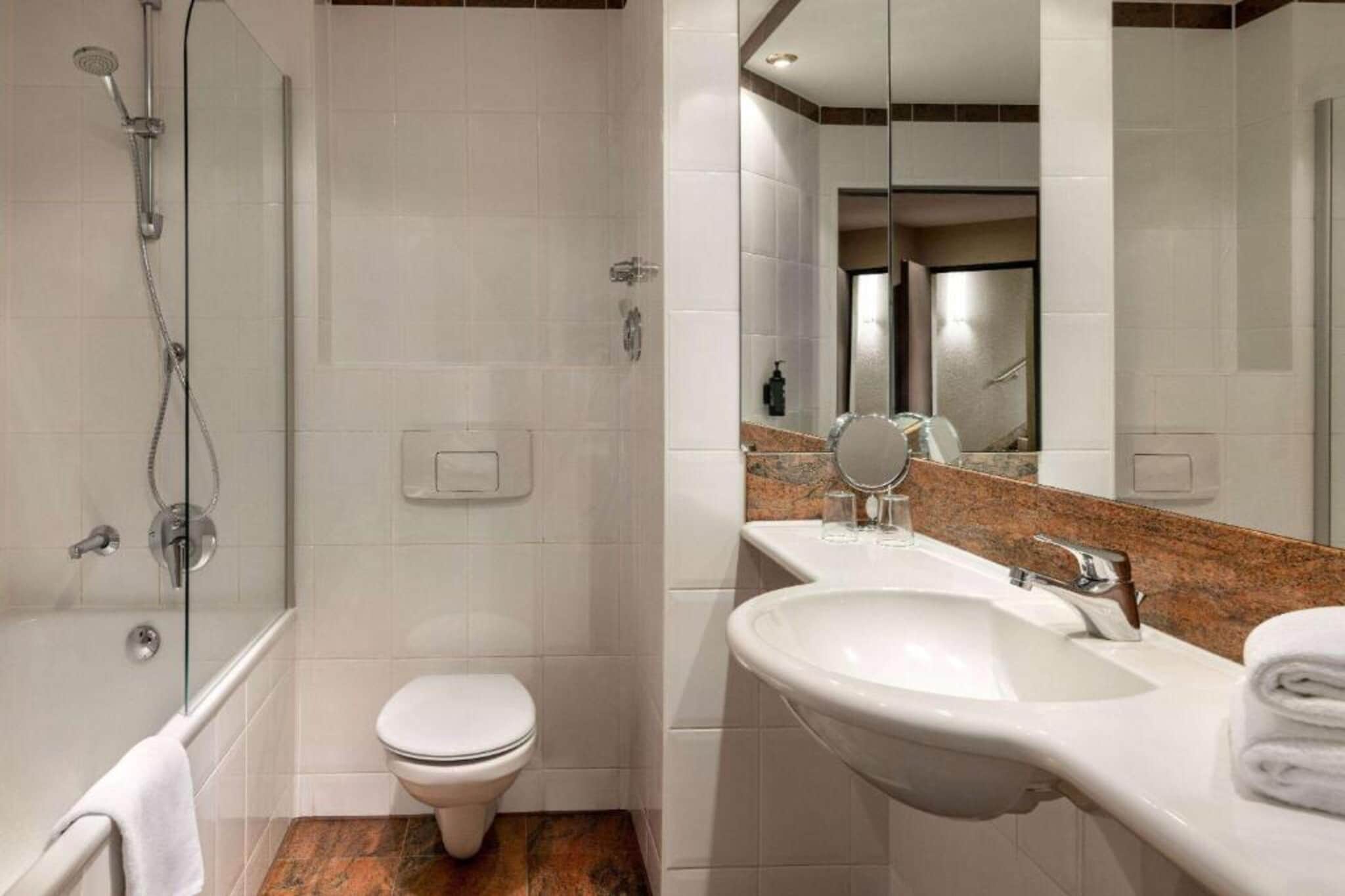 Amedia Hotel & Suites Leipzig - Lounge Room - Bathroom