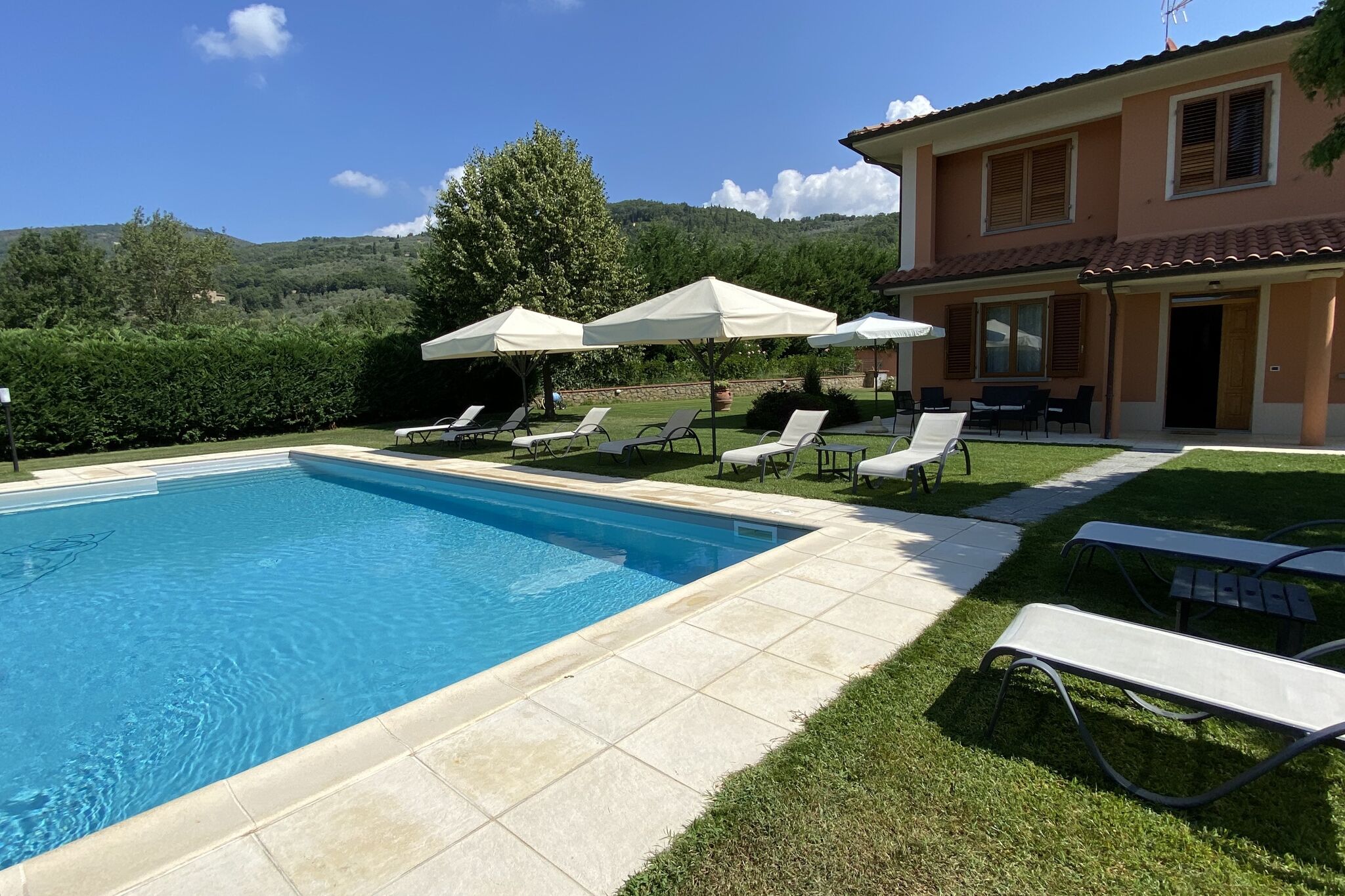 Luring Villa in Tuscany hills with Barbecue