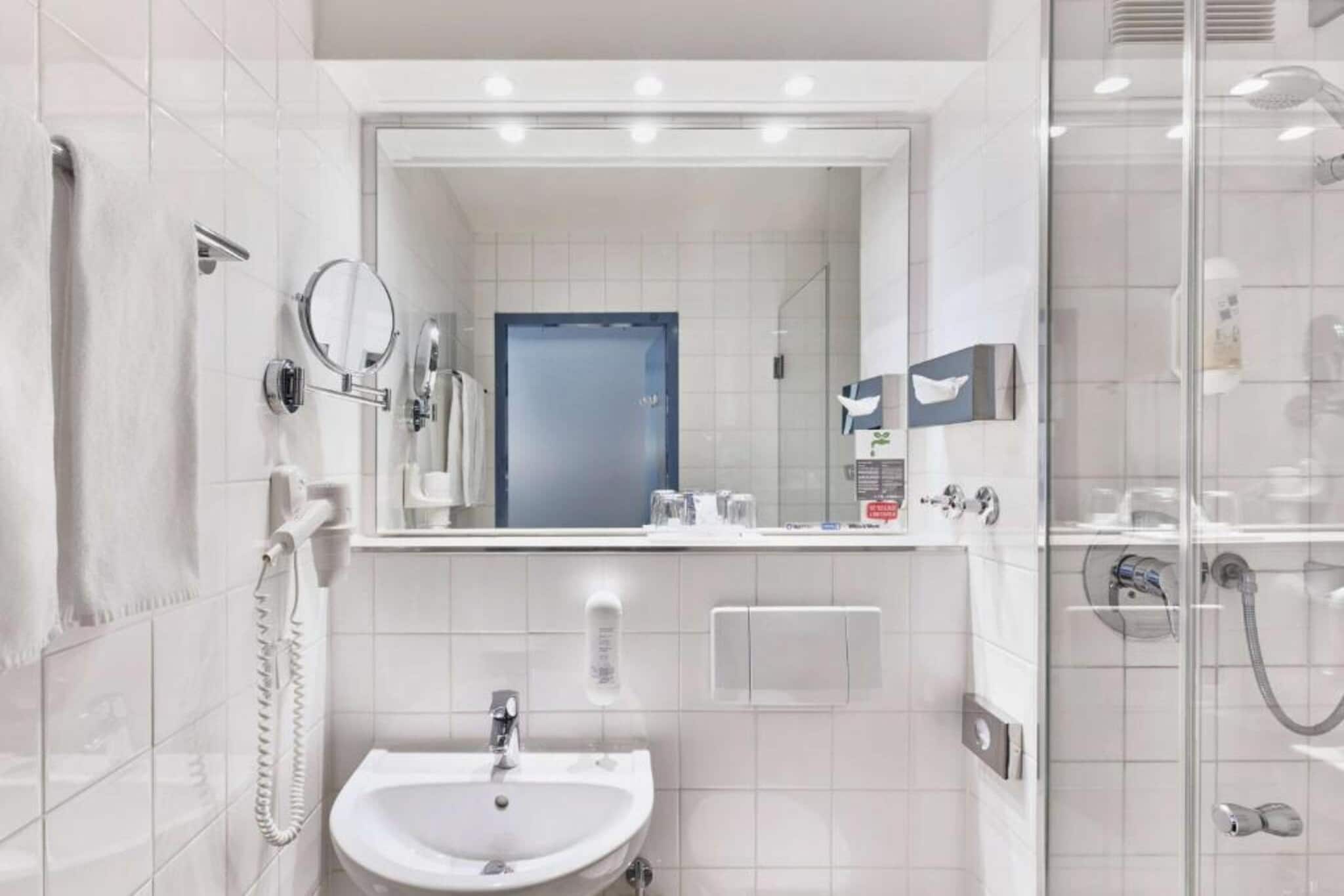 H Hotel Frankfurt Airport West - Comfort Triple Room - Badkamer