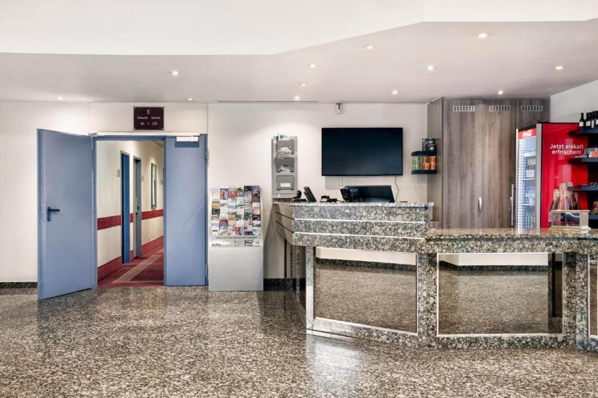 H Hotel Frankfurt Airport West - Comfort Triple Room - Hal-ontvangst