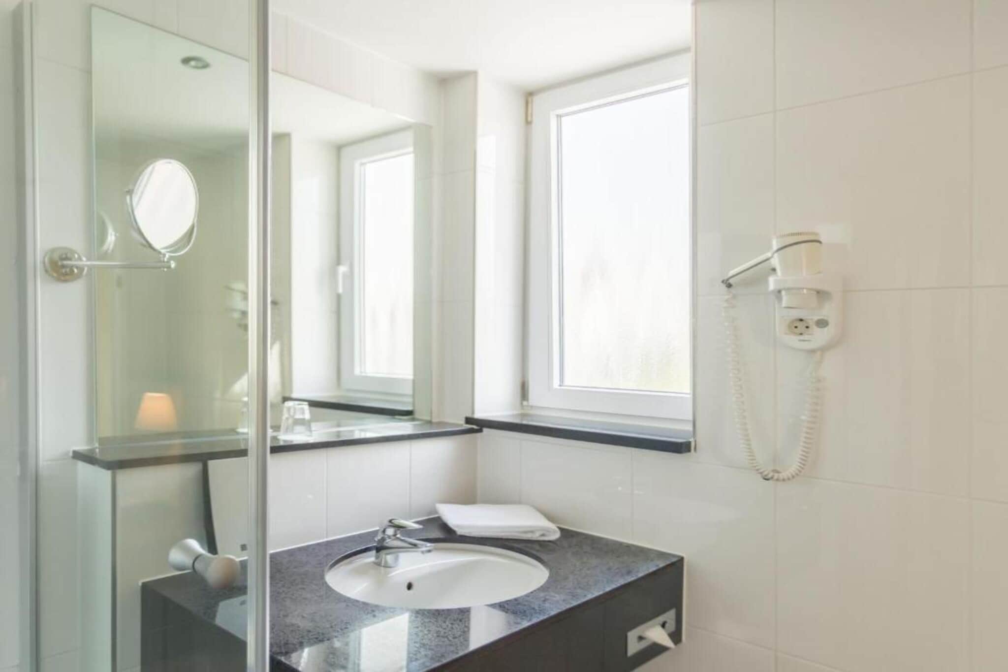 Sunday Hotel München Airport - Junior suite - Badkamer