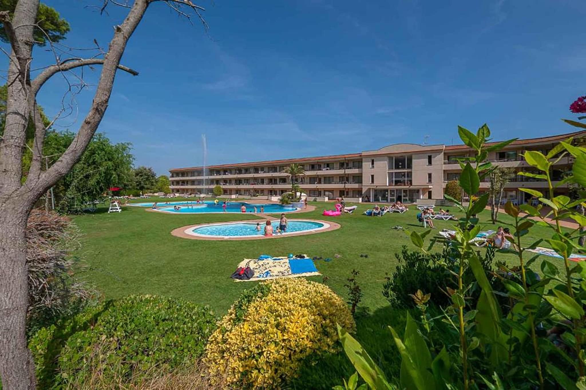 Apartamento en Pals sup con vistas D - Gardens in summer