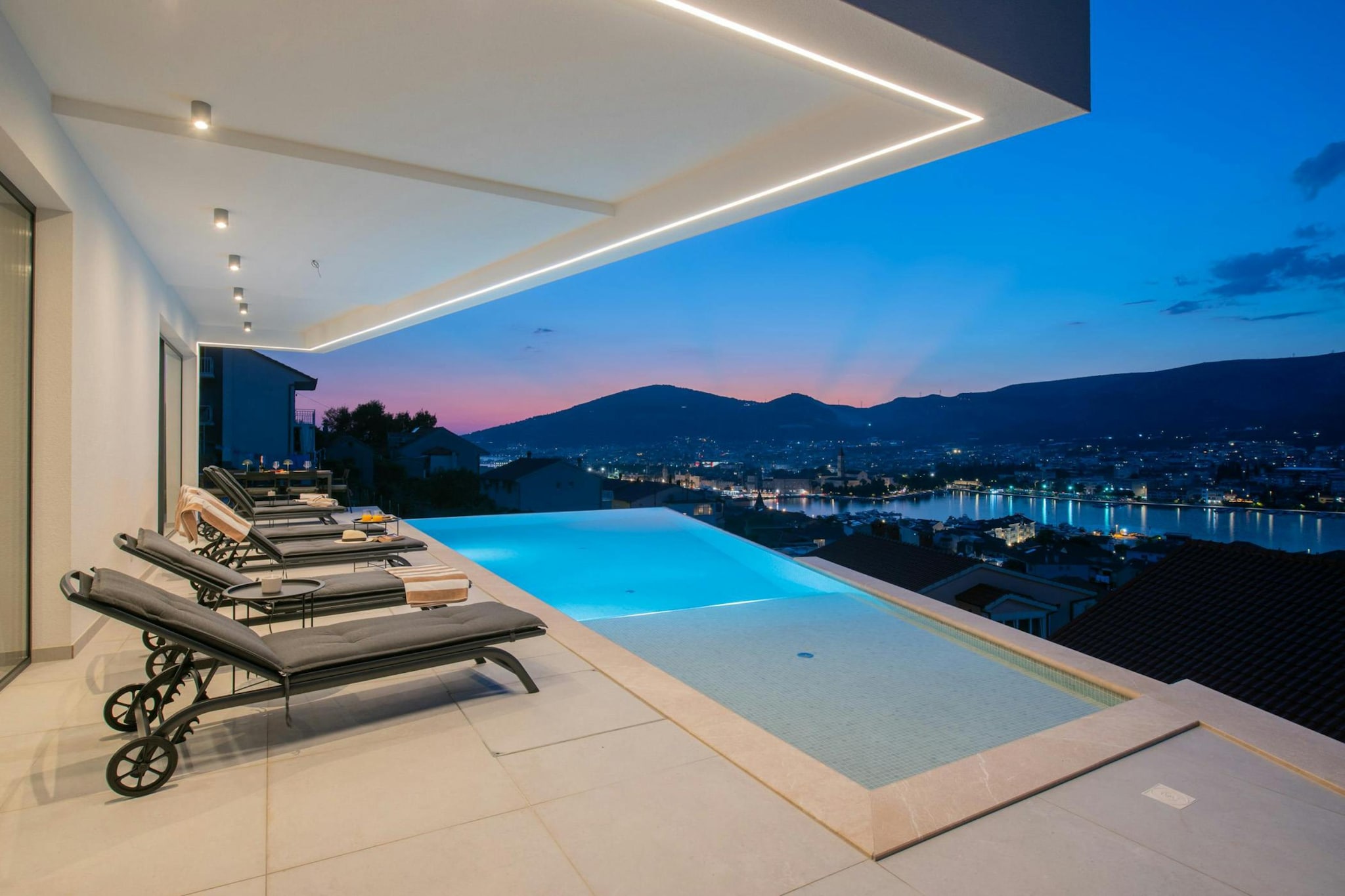 Velvet View Villa - Swimming pool