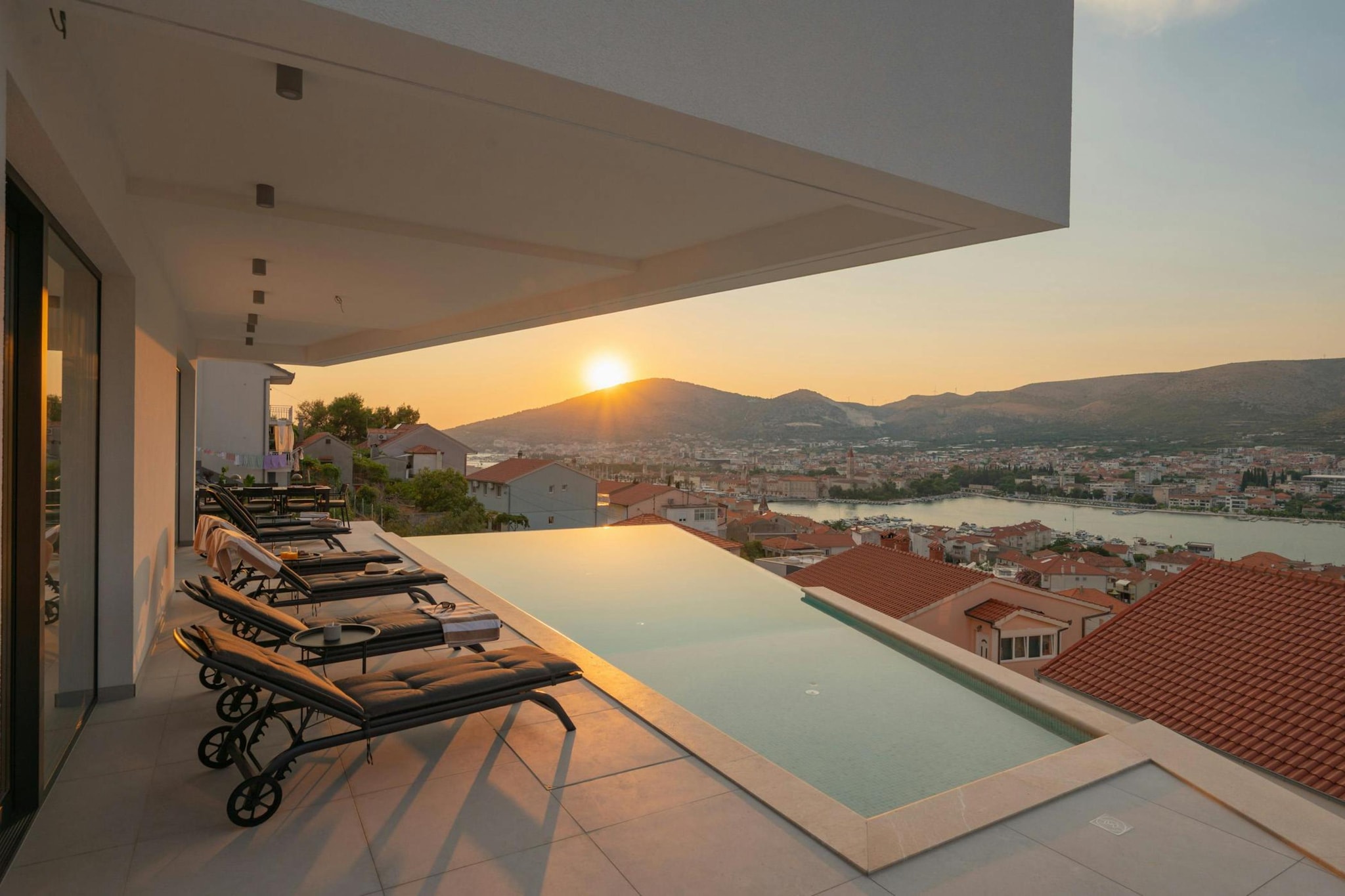 Velvet View Villa - Swimming pool