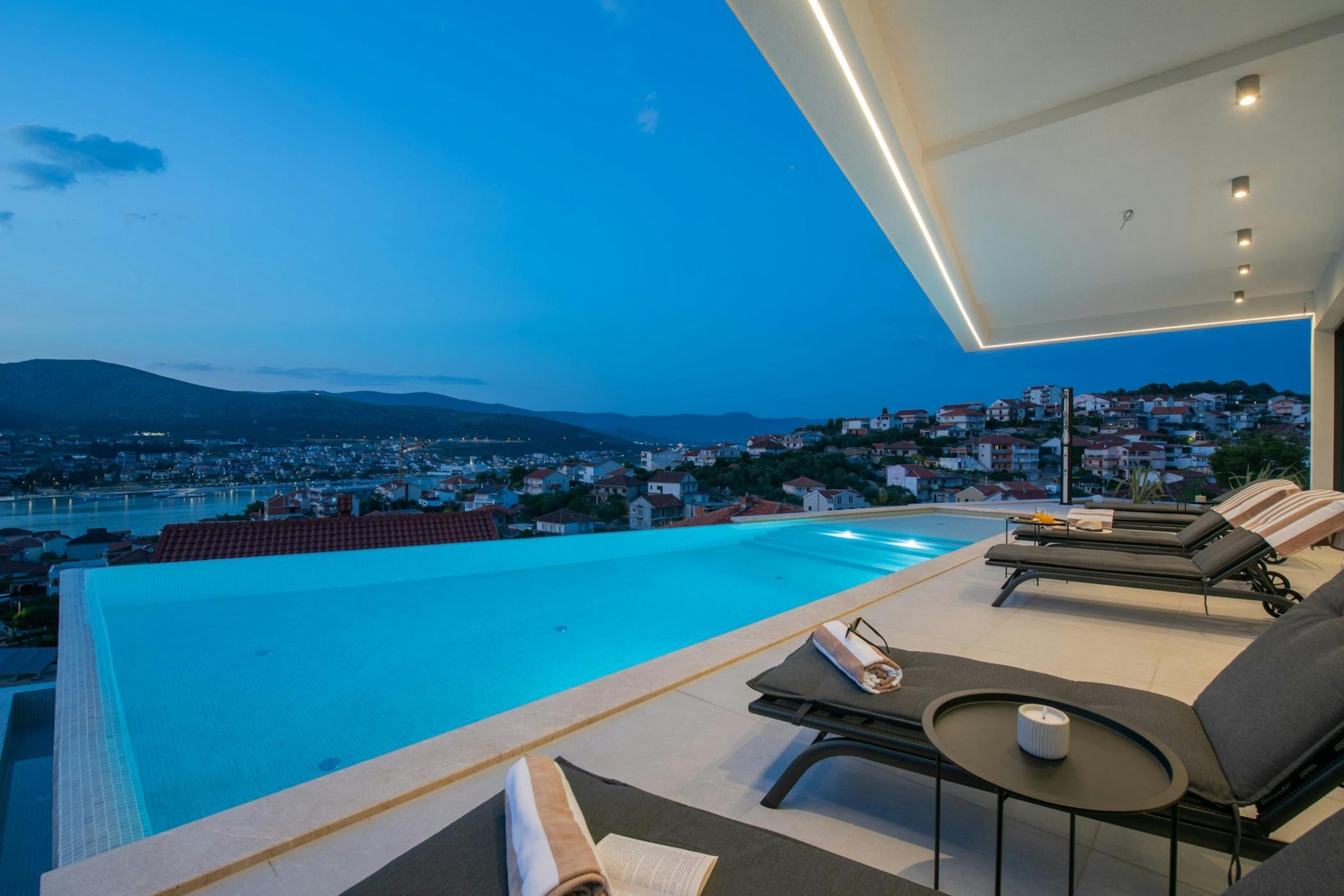 Velvet View Villa - Swimming pool