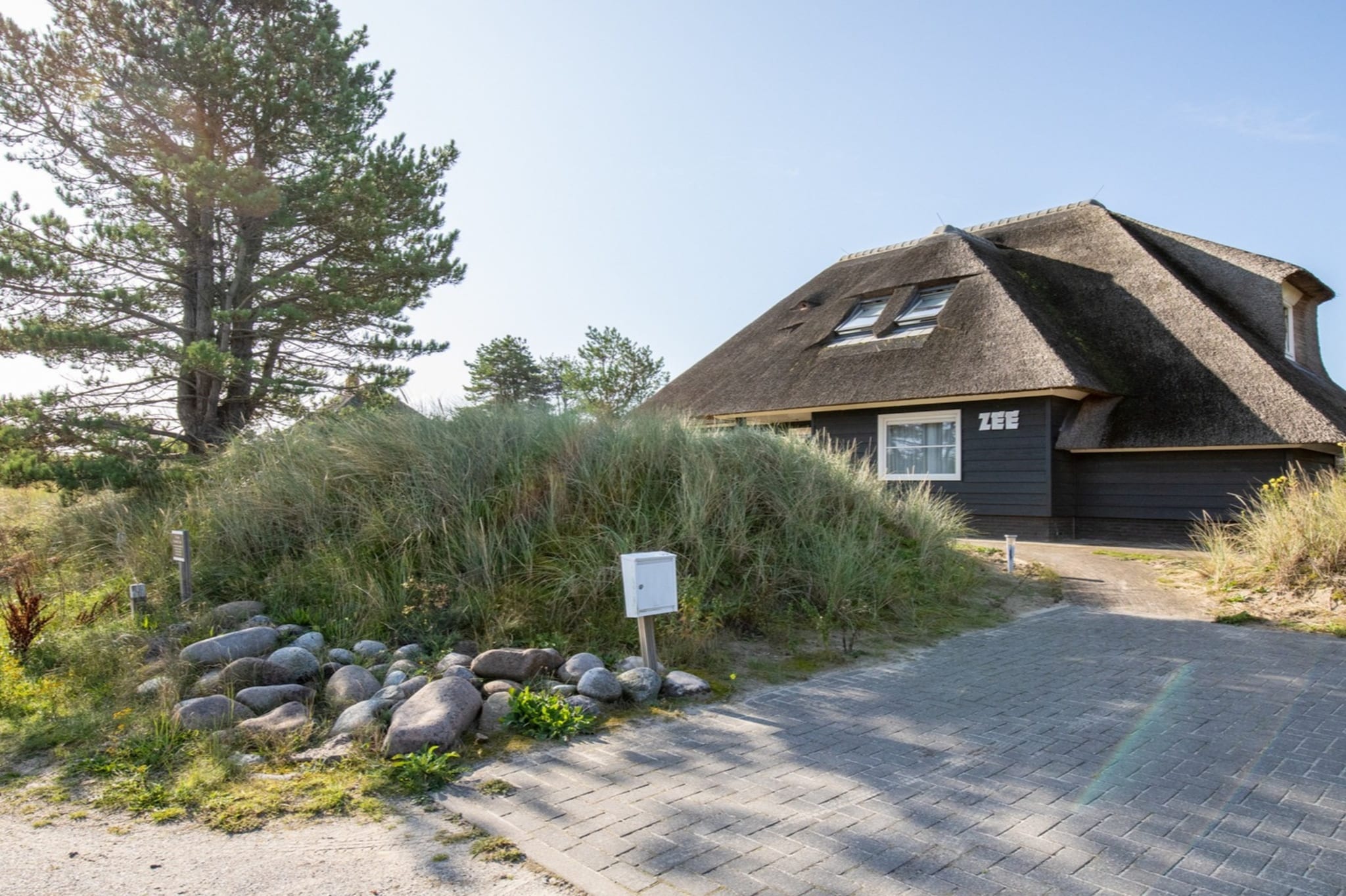 Villa Zee - Exterior in summer