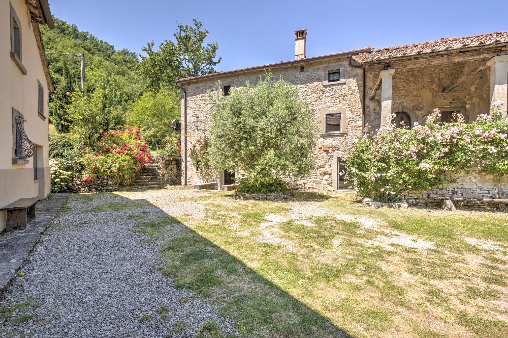 Appartement in het historische middeleeuwse dorp Serignana met zwembad en tuin