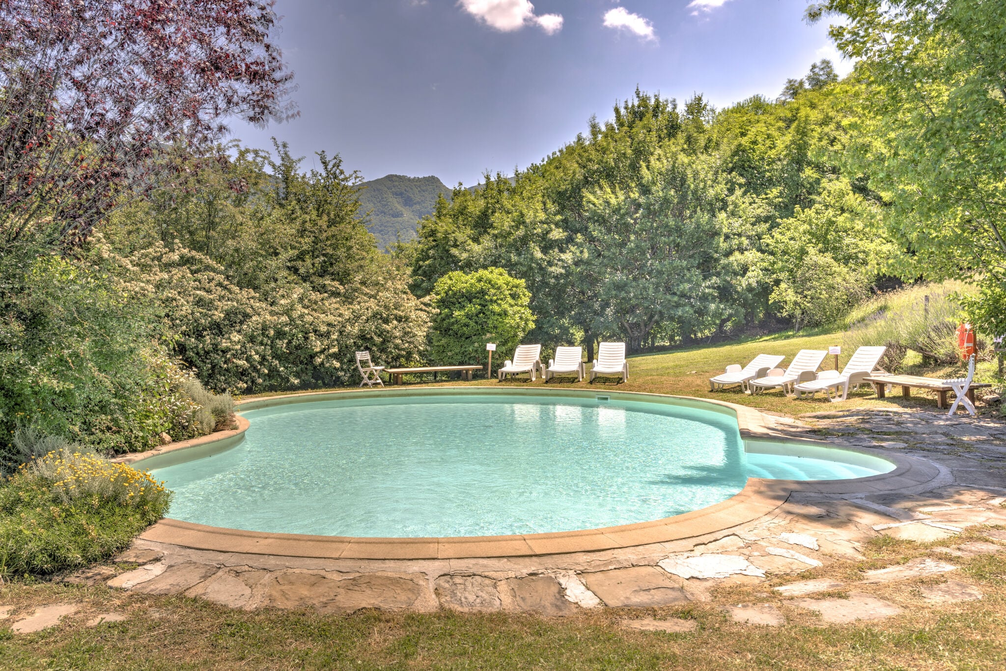 Appartement in het historische middeleeuwse dorp Serignana met zwembad en tuin