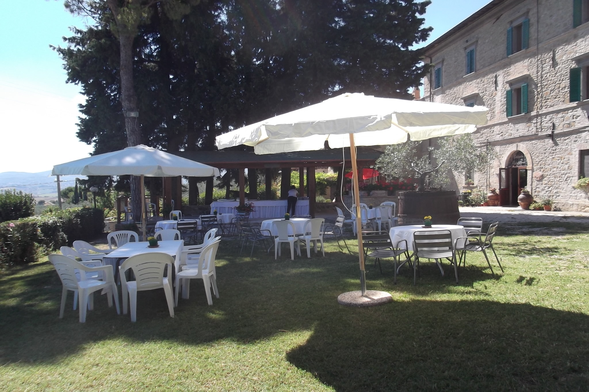 Gualdo Cattaneo Piccolo-Gardens summer