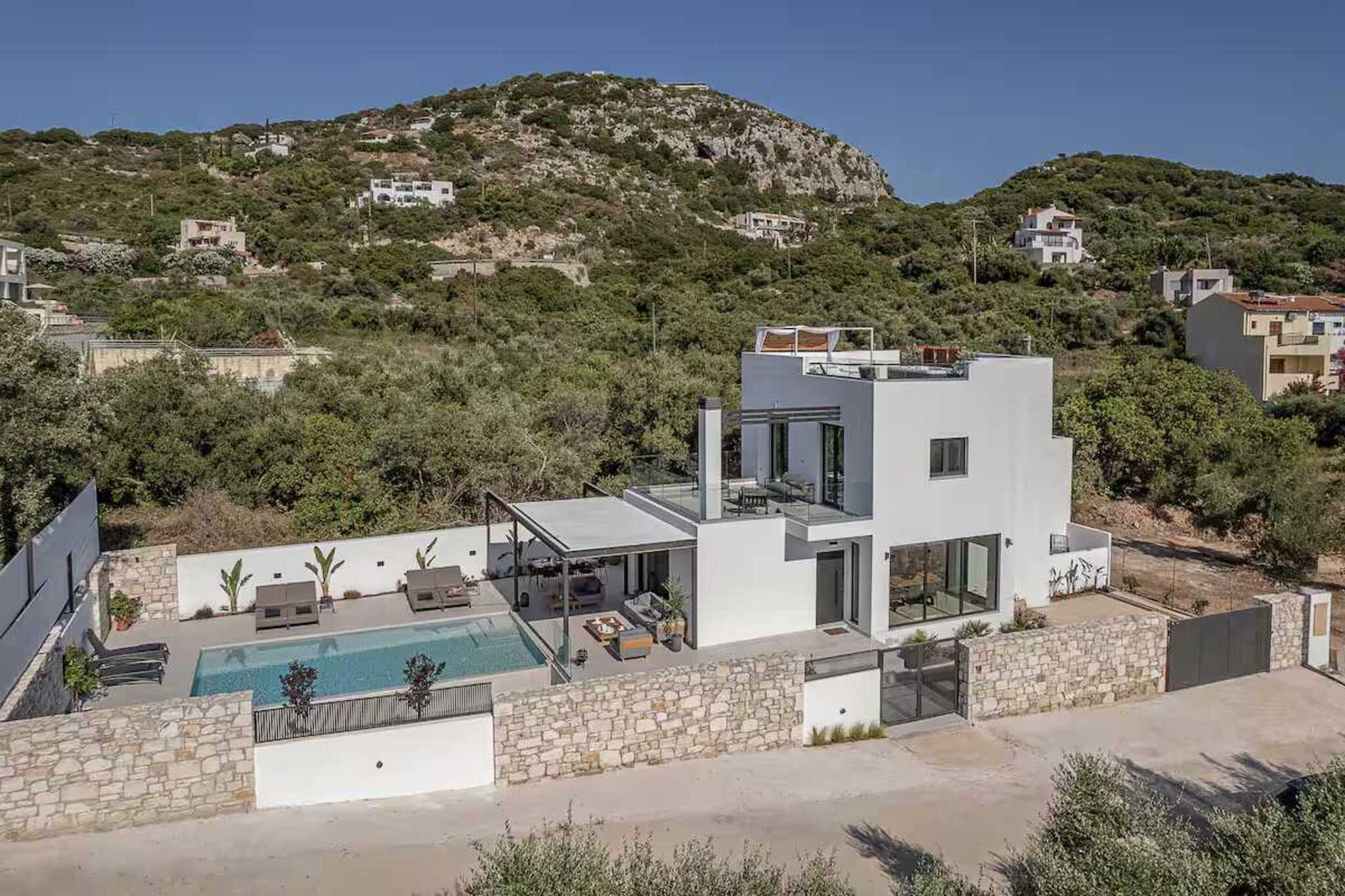 AVRILIA VILLA - Exterior in summer