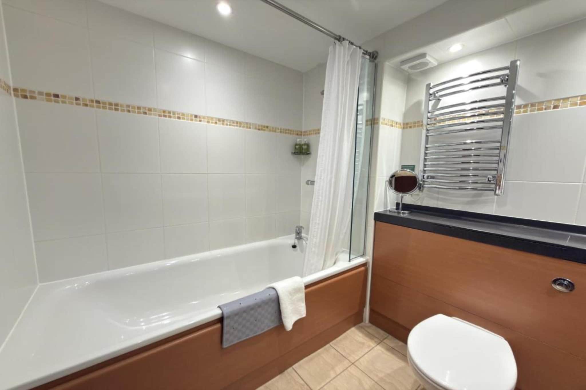 Superior Double Room with Four Poster Bed - Bathroom