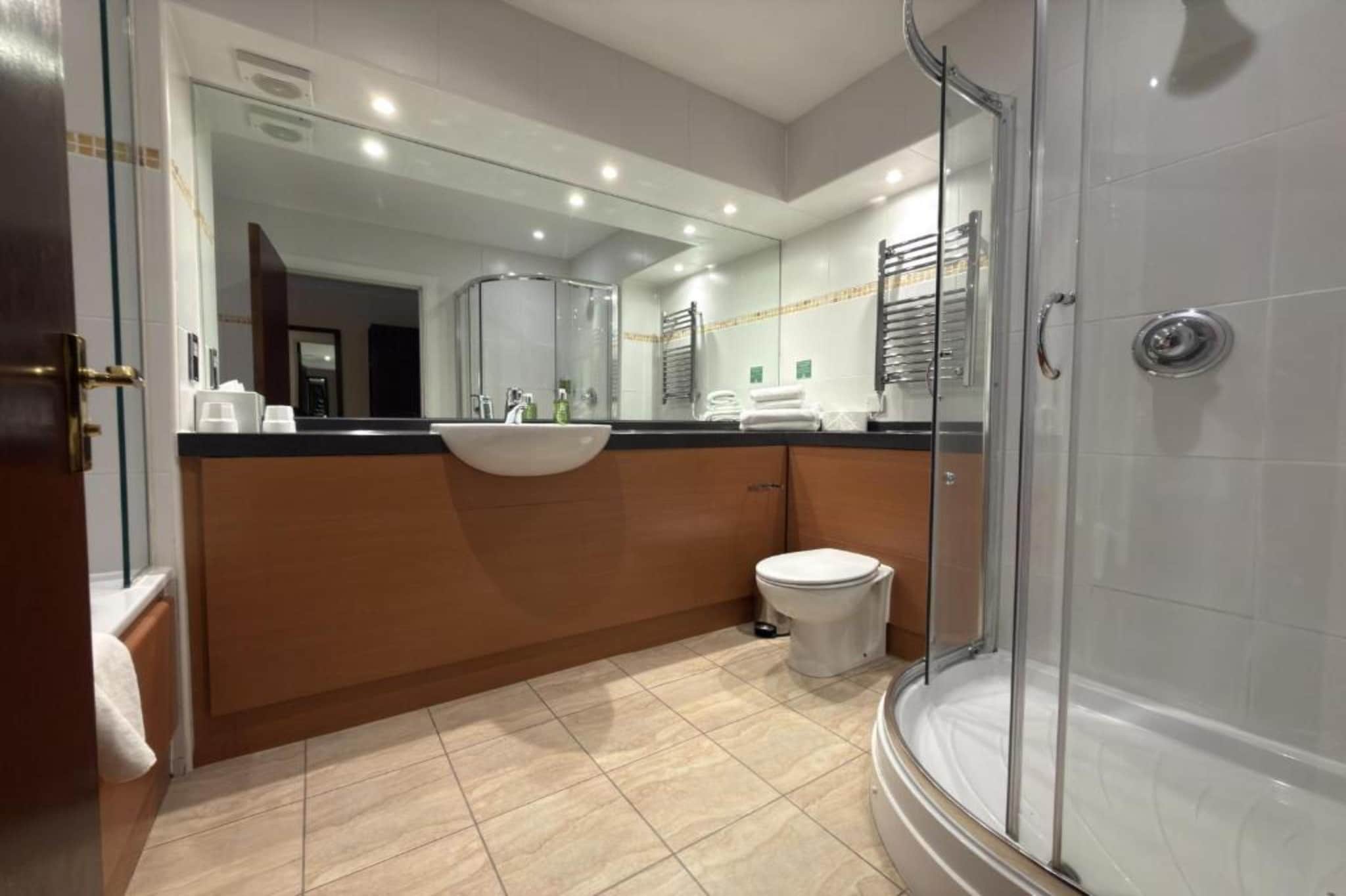 Superior Double Room with Four Poster Bed - Bathroom