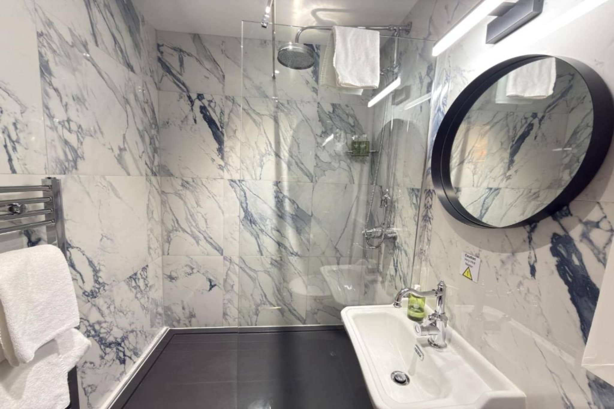 Executive family room - Bathroom