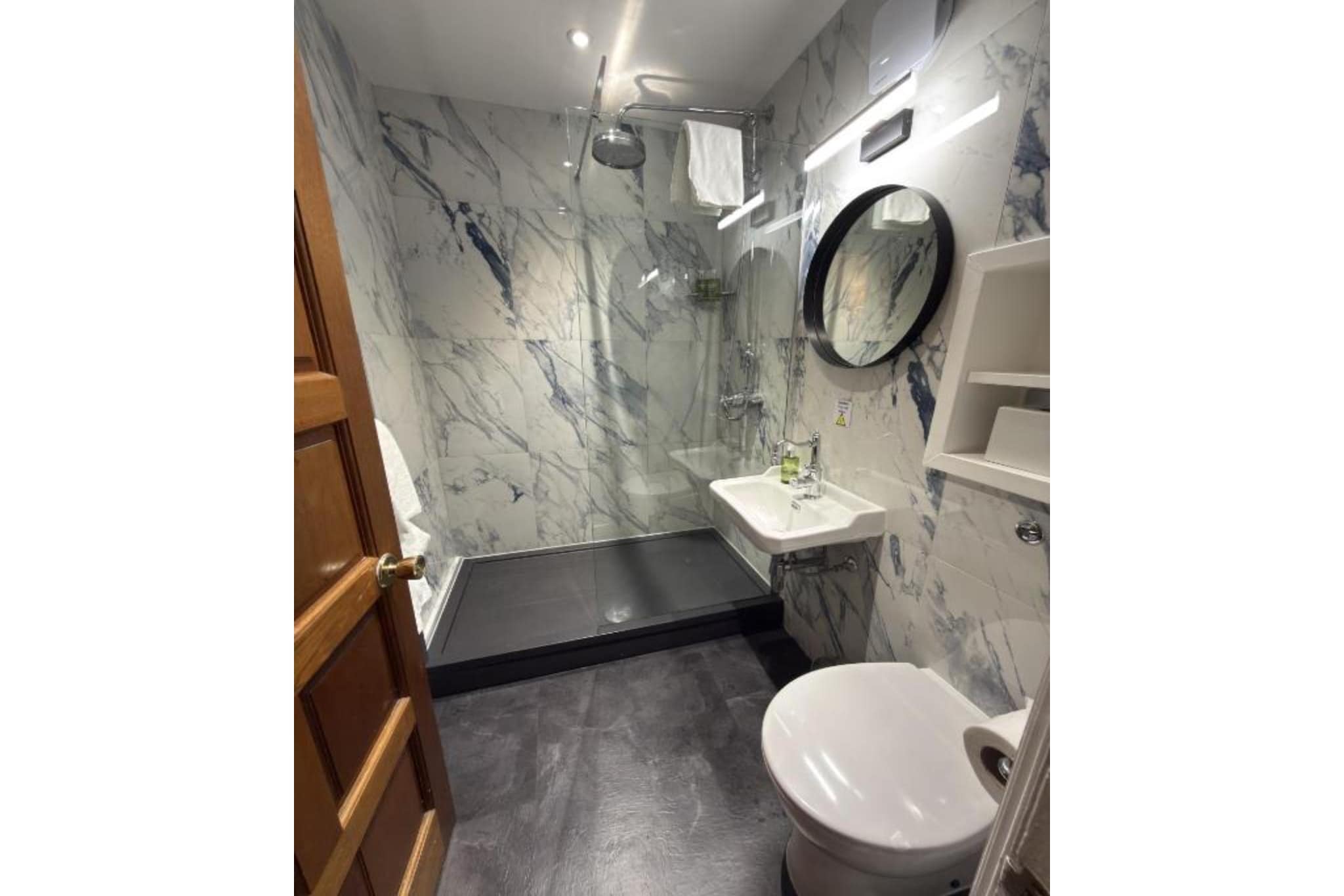Executive family room - Bathroom
