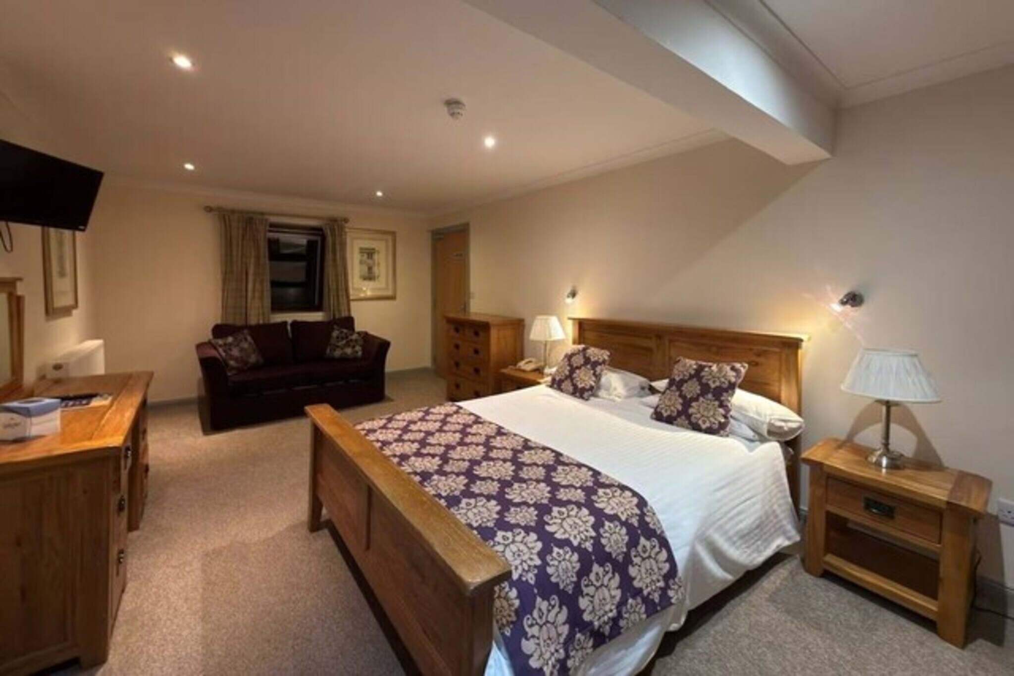 Deluxe family room for 4