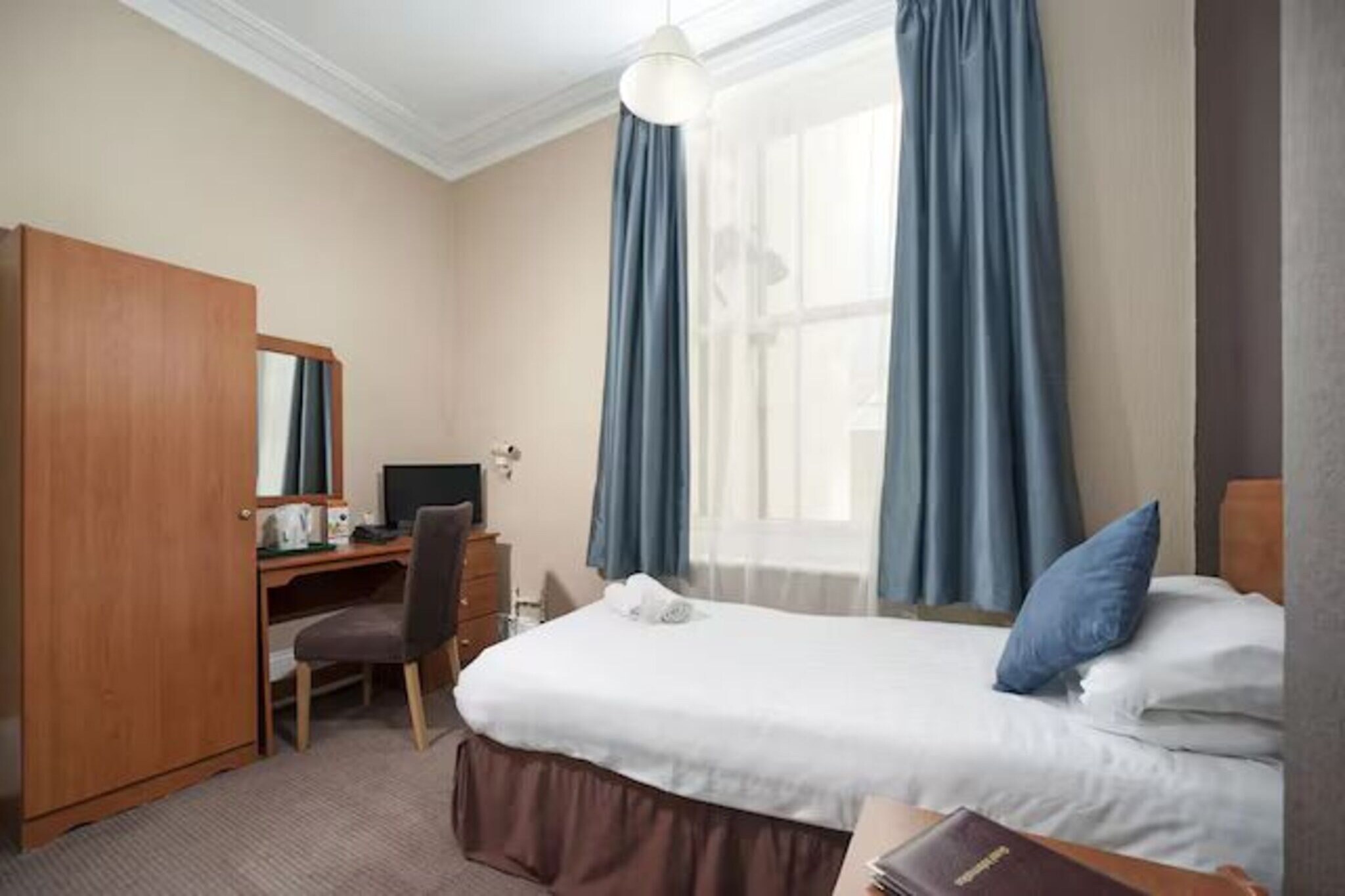 Standard Single Room - Bedroom