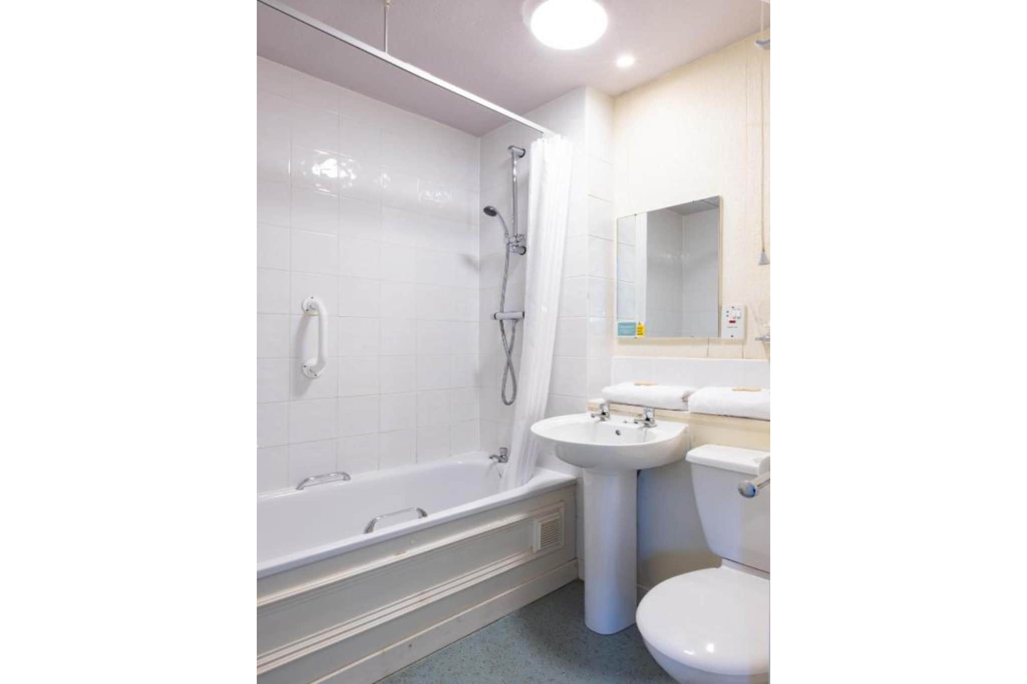 Standard Twin Room with View - Bathroom