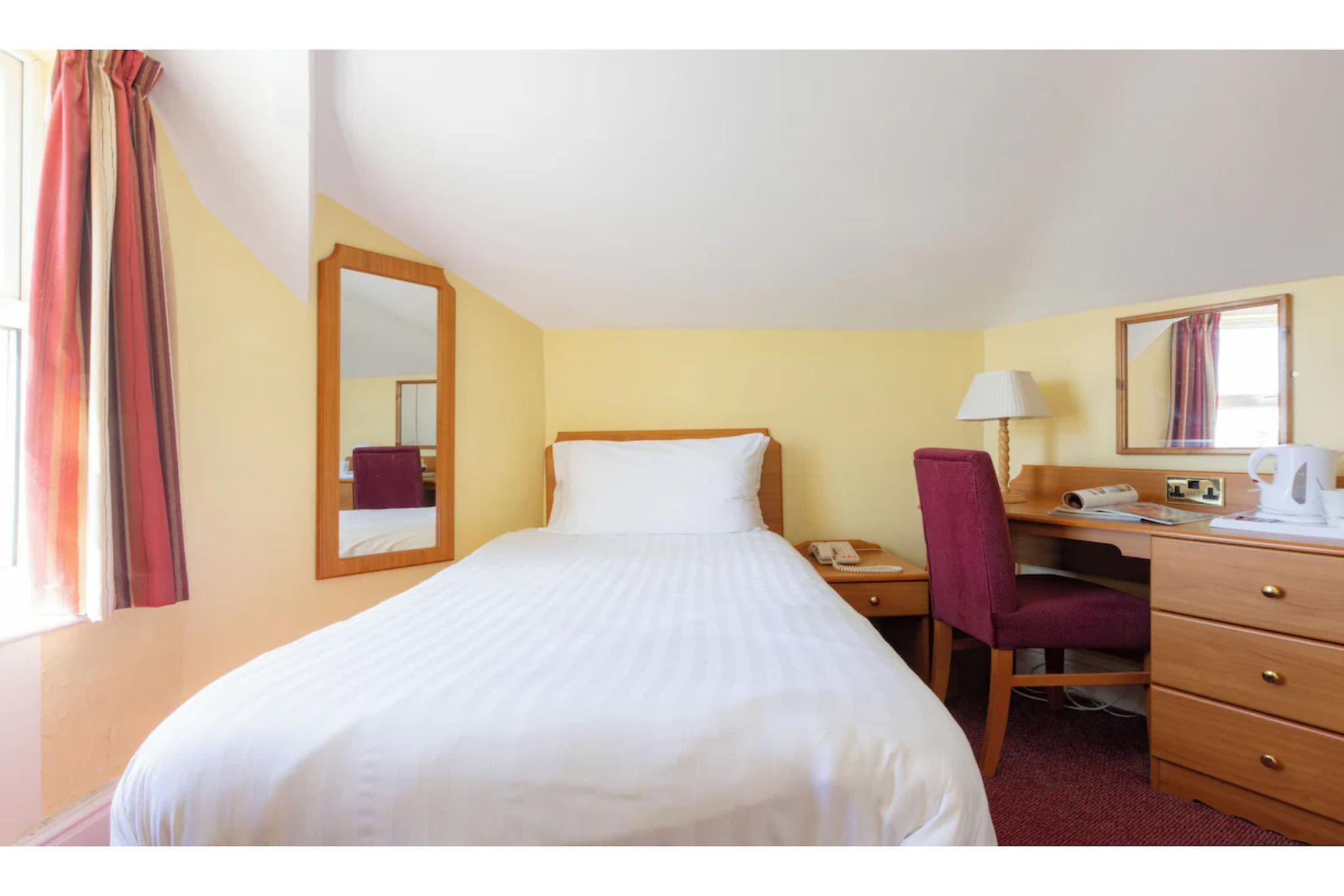 Standard Single Room - Bedroom