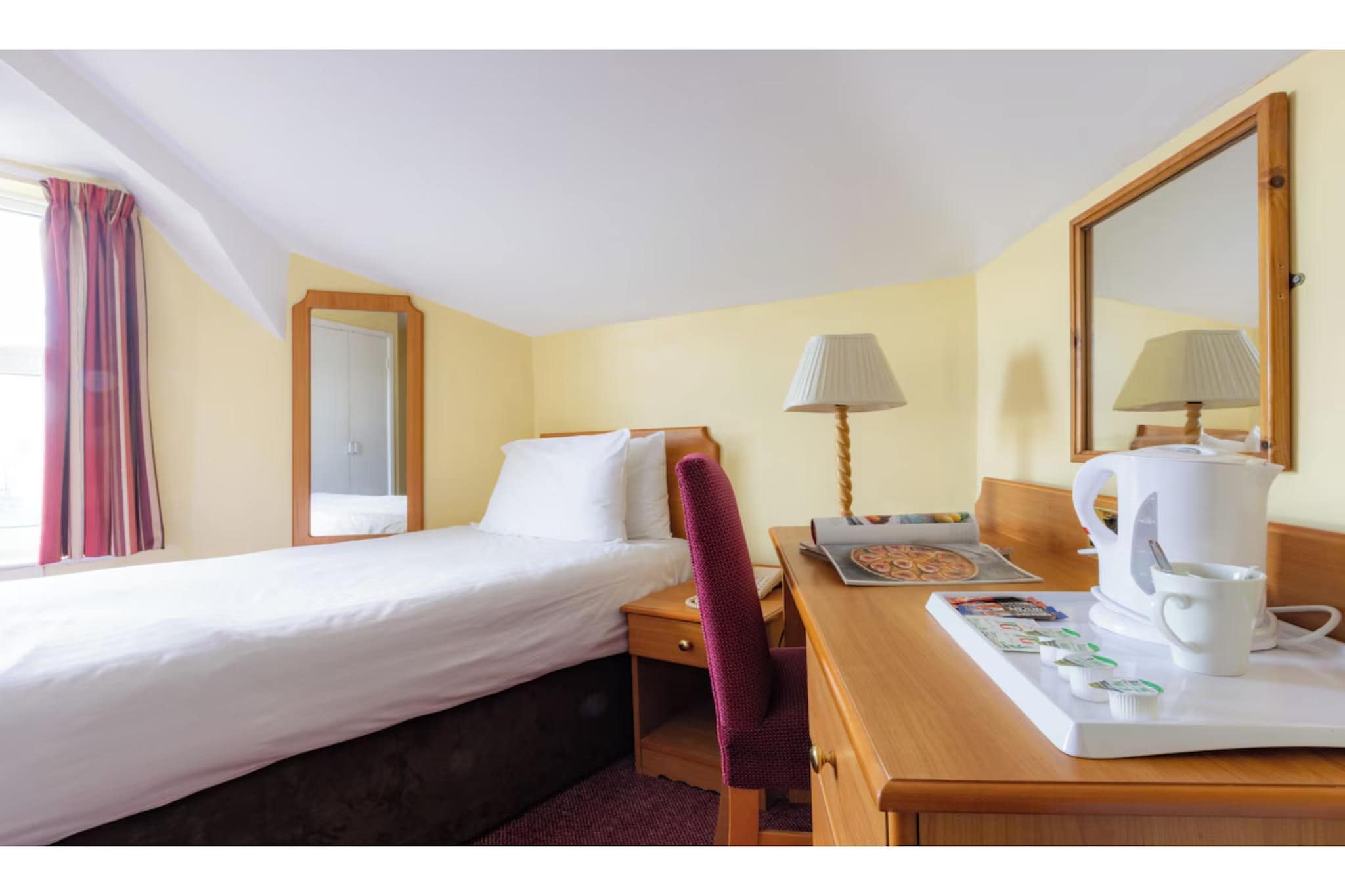 Standard Single Room - Bedroom