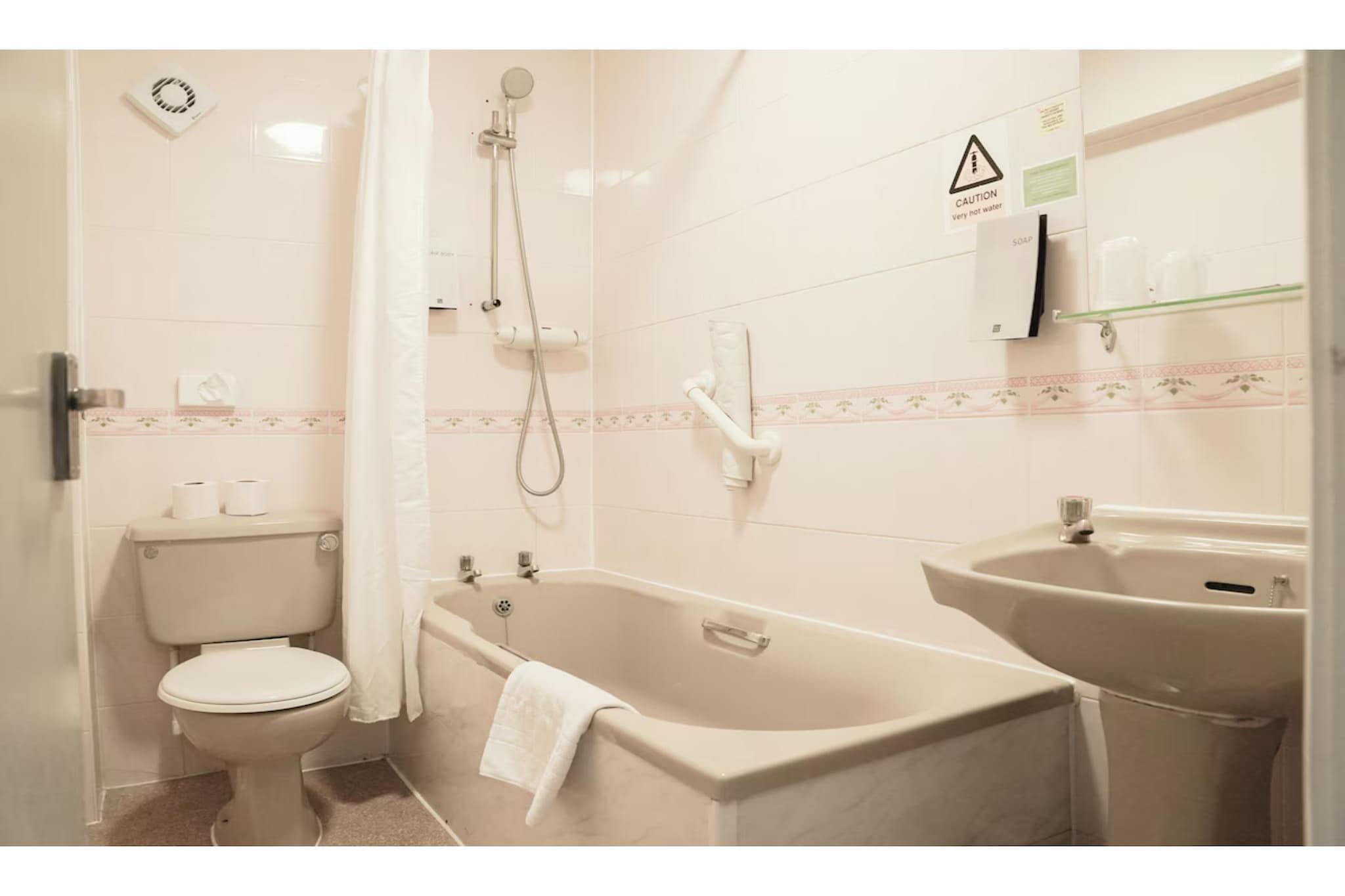 Standard Twin Room - Bathroom