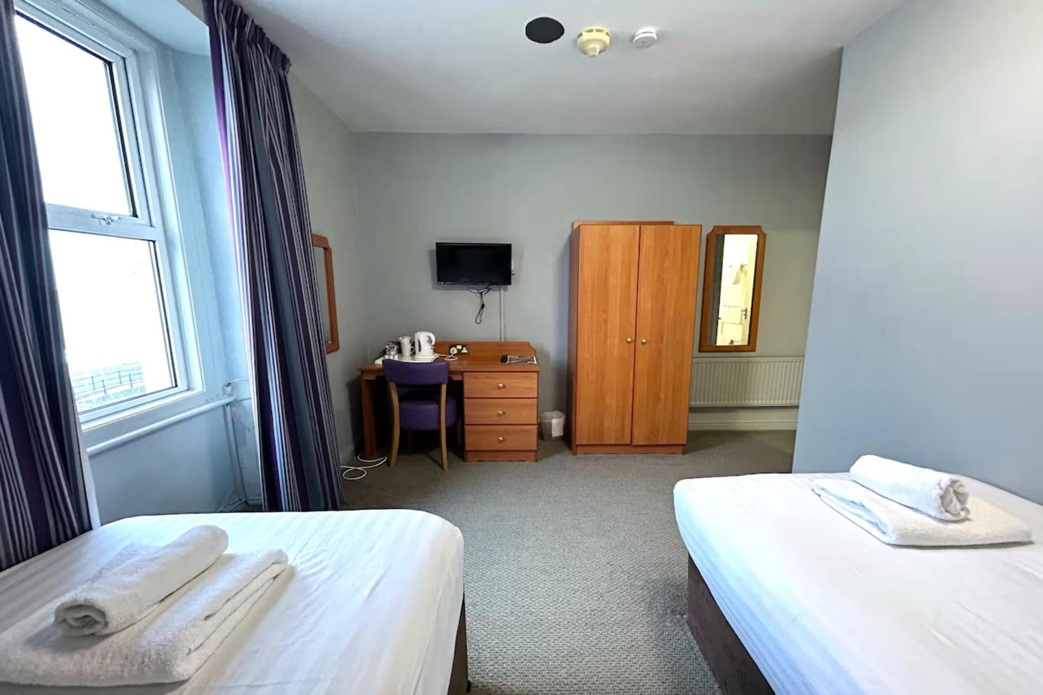 Standard Twin Room - Bedroom