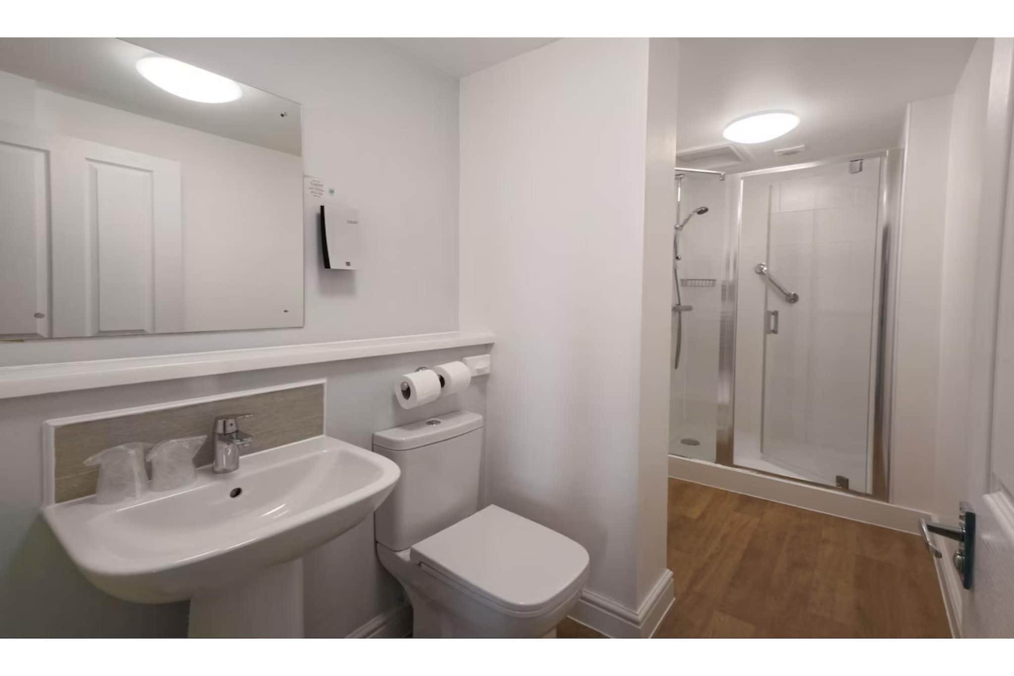 Compact Double Room - Bathroom