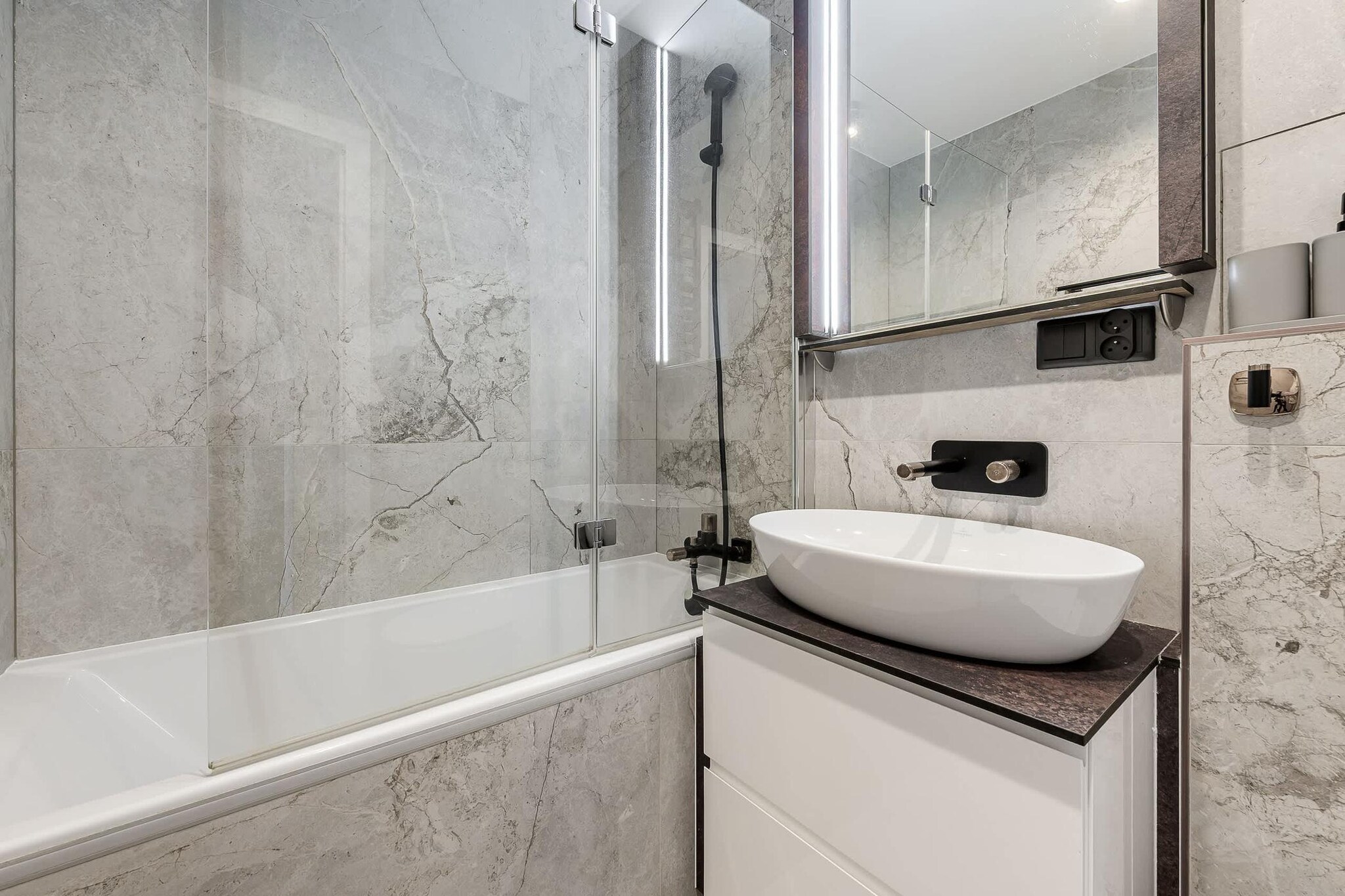201 Inflanc19/104(4) - Bathroom